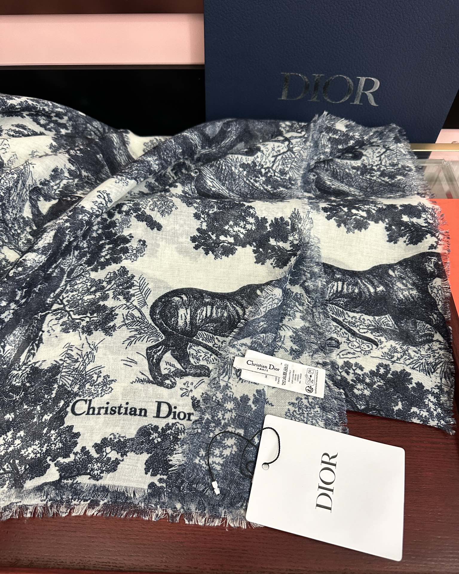 Dior 2050最新款伊如动物丛林丝羊绒围巾长款披肩 太有品味了质感有腔调 D招牌的动物元素高端丝绒正反双配色印染的围巾披肩~太好围了 随便围围都 啊 真的 有气质有气场 这个元素的系列单品都好火的 很佩服一线的设计水准 上身就是这么美 双面双色设计 一条披肩等于两条 舒适 非一般的享受真的非常棒 这种高质感 真心赞 有内涵有深度的高级感 尺寸:140 180 材质：真丝羊绒双面双色印花