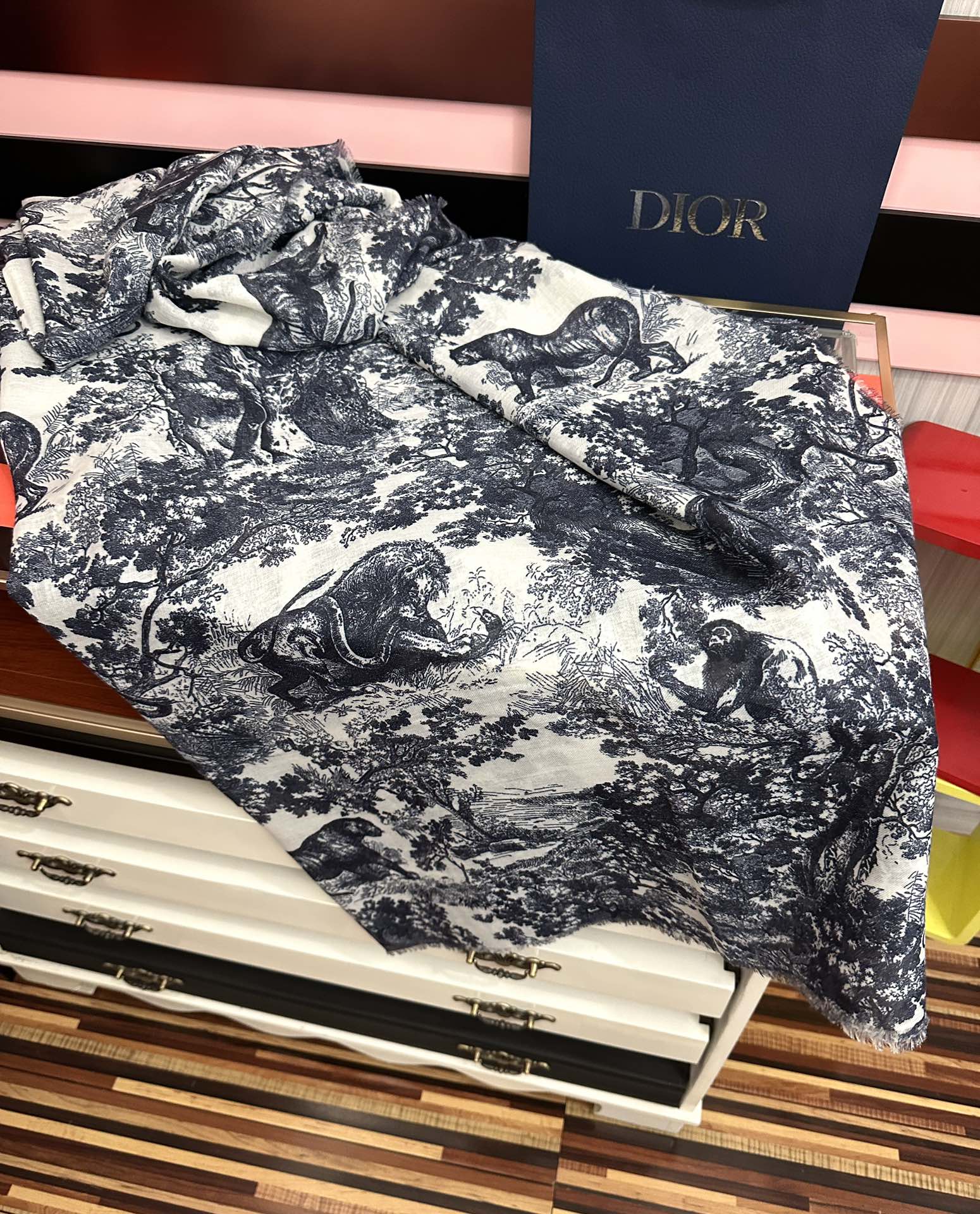 Dior 2050最新款伊如动物丛林丝羊绒围巾长款披肩 太有品味了质感有腔调 D招牌的动物元素高端丝绒正反双配色印染的围巾披肩~太好围了 随便围围都 啊 真的 有气质有气场 这个元素的系列单品都好火的 很佩服一线的设计水准 上身就是这么美 双面双色设计 一条披肩等于两条 舒适 非一般的享受真的非常棒 这种高质感 真心赞 有内涵有深度的高级感 尺寸:140 180 材质：真丝羊绒双面双色印花