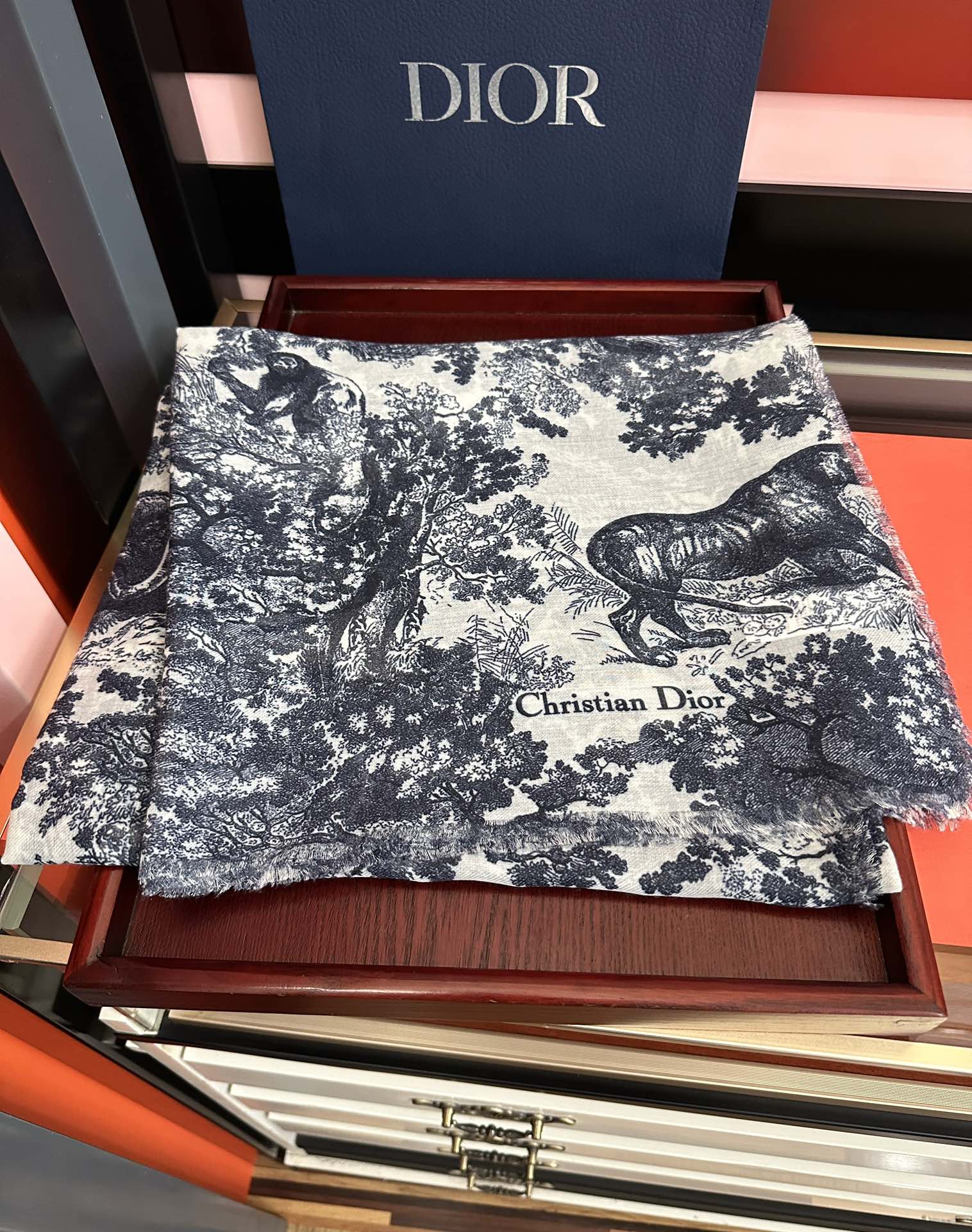 Dior 2050最新款伊如动物丛林丝羊绒围巾长款披肩 太有品味了质感有腔调 D招牌的动物元素高端丝绒正反双配色印染的围巾披肩~太好围了 随便围围都 啊 真的 有气质有气场 这个元素的系列单品都好火的 很佩服一线的设计水准 上身就是这么美 双面双色设计 一条披肩等于两条 舒适 非一般的享受真的非常棒 这种高质感 真心赞 有内涵有深度的高级感 尺寸:140 180 材质：真丝羊绒双面双色印花