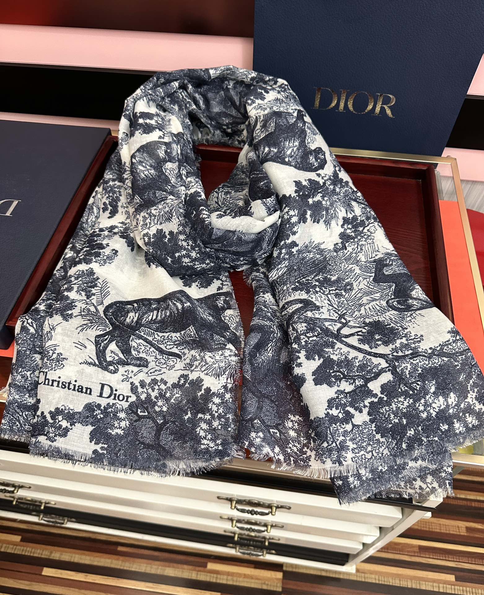 Dior 2050最新款伊如动物丛林丝羊绒围巾长款披肩 太有品味了质感有腔调 D招牌的动物元素高端丝绒正反双配色印染的围巾披肩~太好围了 随便围围都 啊 真的 有气质有气场 这个元素的系列单品都好火的 很佩服一线的设计水准 上身就是这么美 双面双色设计 一条披肩等于两条 舒适 非一般的享受真的非常棒 这种高质感 真心赞 有内涵有深度的高级感 尺寸:140 180 材质：真丝羊绒双面双色印花