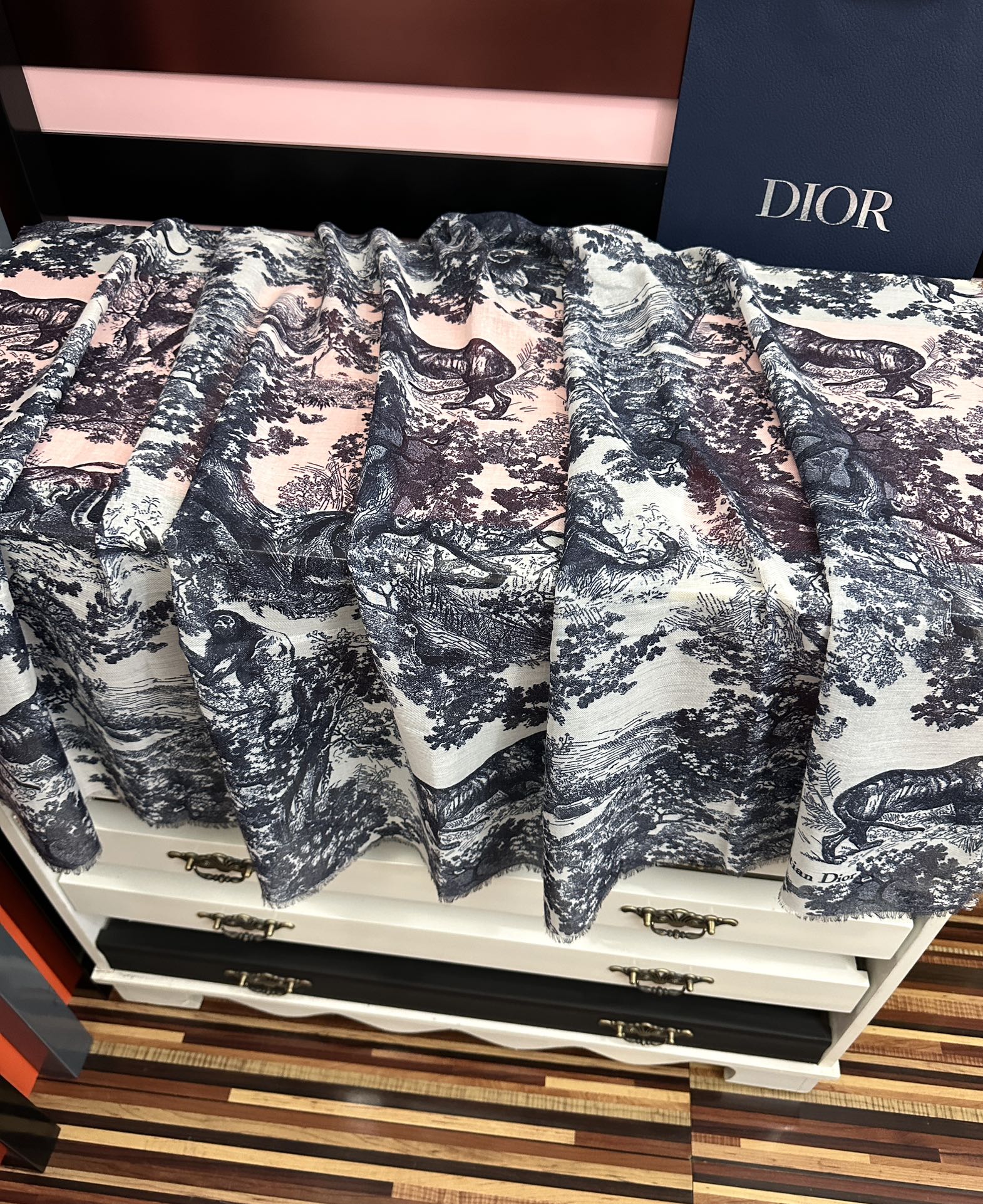 Dior 2050最新款伊如动物丛林丝羊绒围巾长款披肩 太有品味了质感有腔调 D招牌的动物元素高端丝绒正反双配色印染的围巾披肩~太好围了 随便围围都 啊 真的 有气质有气场 这个元素的系列单品都好火的 很佩服一线的设计水准 上身就是这么美 双面双色设计 一条披肩等于两条 舒适 非一般的享受真的非常棒 这种高质感 真心赞 有内涵有深度的高级感 尺寸:140 180 材质：真丝羊绒双面双色印花