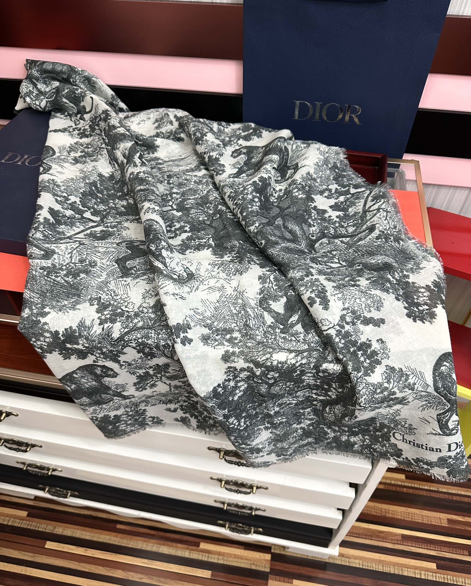 Dior 2051最新款伊如动物丛林丝羊绒围巾长款披肩 太有品味了质感有腔调 D招牌的动物元素高端丝绒正反双配色印染的围巾披肩~太好围了 随便围围都 啊 真的 有气质有气场 这个元素的系列单品都好火的 很佩服一线的设计水准 上身就是这么美 双面双色设计 一条披肩等于两条 舒适 非一般的享受真的非常棒 这种高质感 真心赞 有内涵有深度的高级感 尺寸:140 180 材质：真丝羊绒双面双色印花