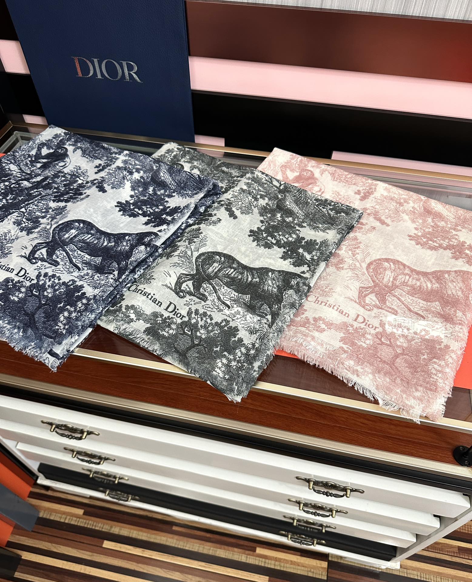 Dior 2051最新款伊如动物丛林丝羊绒围巾长款披肩 太有品味了质感有腔调 D招牌的动物元素高端丝绒正反双配色印染的围巾披肩~太好围了 随便围围都 啊 真的 有气质有气场 这个元素的系列单品都好火的 很佩服一线的设计水准 上身就是这么美 双面双色设计 一条披肩等于两条 舒适 非一般的享受真的非常棒 这种高质感 真心赞 有内涵有深度的高级感 尺寸:140 180 材质：真丝羊绒双面双色印花