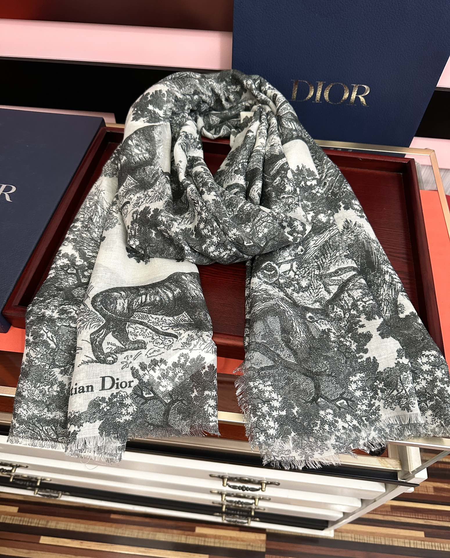 Dior 2051最新款伊如动物丛林丝羊绒围巾长款披肩 太有品味了质感有腔调 D招牌的动物元素高端丝绒正反双配色印染的围巾披肩~太好围了 随便围围都 啊 真的 有气质有气场 这个元素的系列单品都好火的 很佩服一线的设计水准 上身就是这么美 双面双色设计 一条披肩等于两条 舒适 非一般的享受真的非常棒 这种高质感 真心赞 有内涵有深度的高级感 尺寸:140 180 材质：真丝羊绒双面双色印花