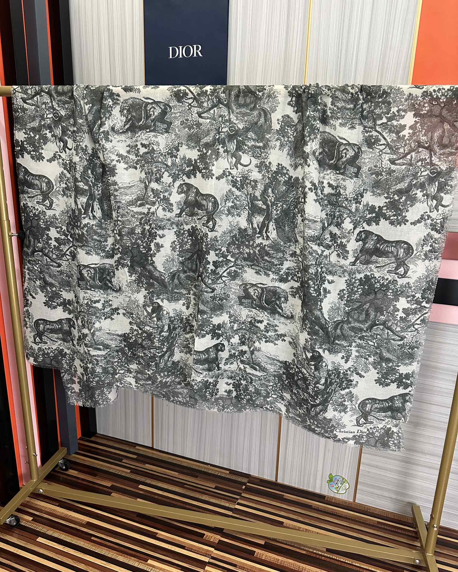 Dior 2051最新款伊如动物丛林丝羊绒围巾长款披肩 太有品味了质感有腔调 D招牌的动物元素高端丝绒正反双配色印染的围巾披肩~太好围了 随便围围都 啊 真的 有气质有气场 这个元素的系列单品都好火的 很佩服一线的设计水准 上身就是这么美 双面双色设计 一条披肩等于两条 舒适 非一般的享受真的非常棒 这种高质感 真心赞 有内涵有深度的高级感 尺寸:140 180 材质：真丝羊绒双面双色印花
