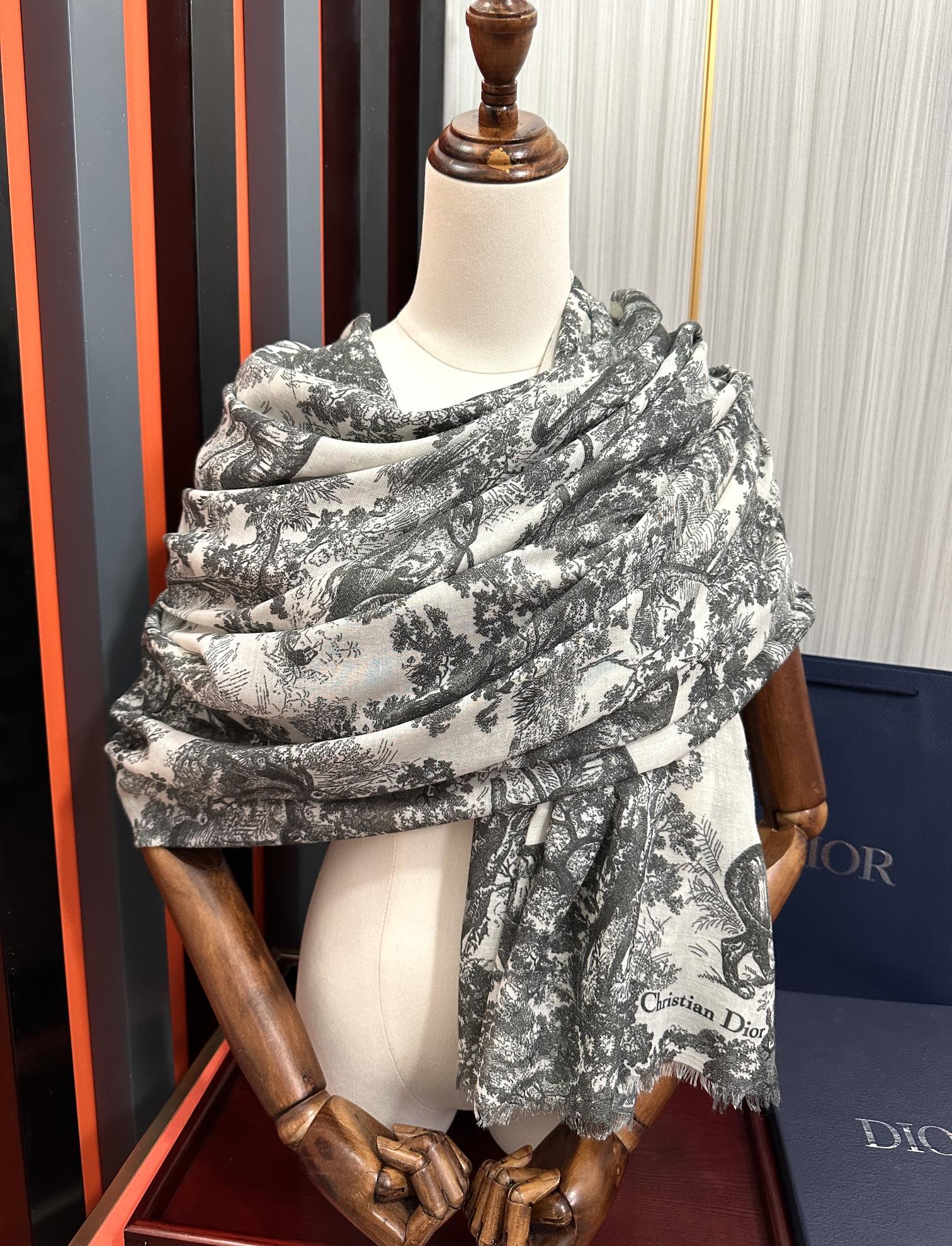 Dior 2051最新款伊如动物丛林丝羊绒围巾长款披肩 太有品味了质感有腔调 D招牌的动物元素高端丝绒正反双配色印染的围巾披肩~太好围了 随便围围都 啊 真的 有气质有气场 这个元素的系列单品都好火的 很佩服一线的设计水准 上身就是这么美 双面双色设计 一条披肩等于两条 舒适 非一般的享受真的非常棒 这种高质感 真心赞 有内涵有深度的高级感 尺寸:140 180 材质：真丝羊绒双面双色印花