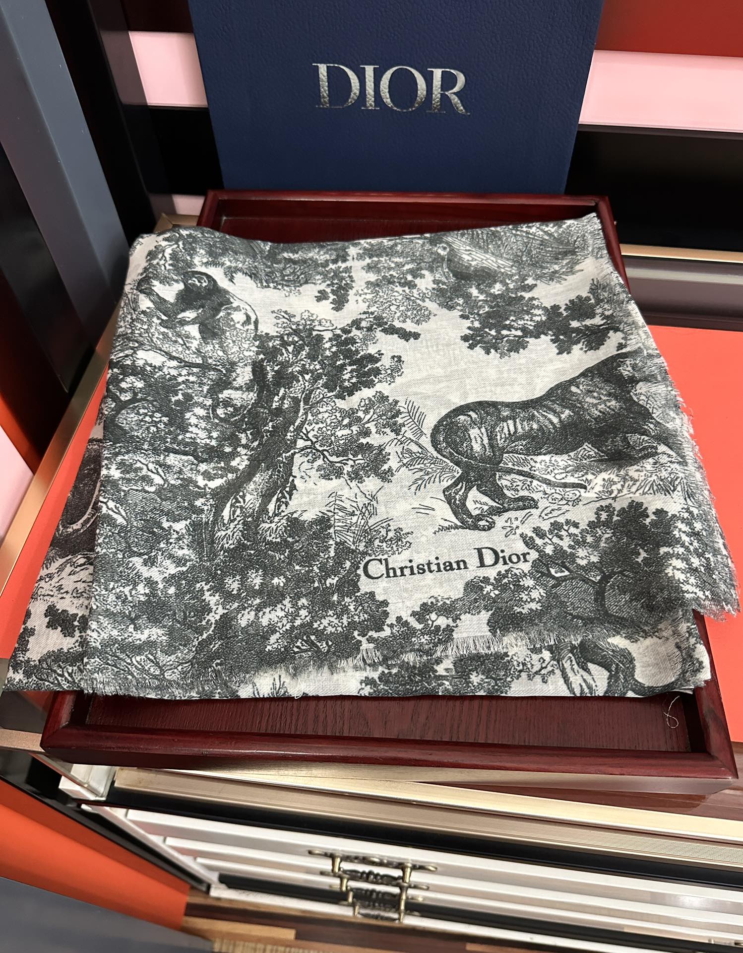Dior 2051最新款伊如动物丛林丝羊绒围巾长款披肩 太有品味了质感有腔调 D招牌的动物元素高端丝绒正反双配色印染的围巾披肩~太好围了 随便围围都 啊 真的 有气质有气场 这个元素的系列单品都好火的 很佩服一线的设计水准 上身就是这么美 双面双色设计 一条披肩等于两条 舒适 非一般的享受真的非常棒 这种高质感 真心赞 有内涵有深度的高级感 尺寸:140 180 材质：真丝羊绒双面双色印花