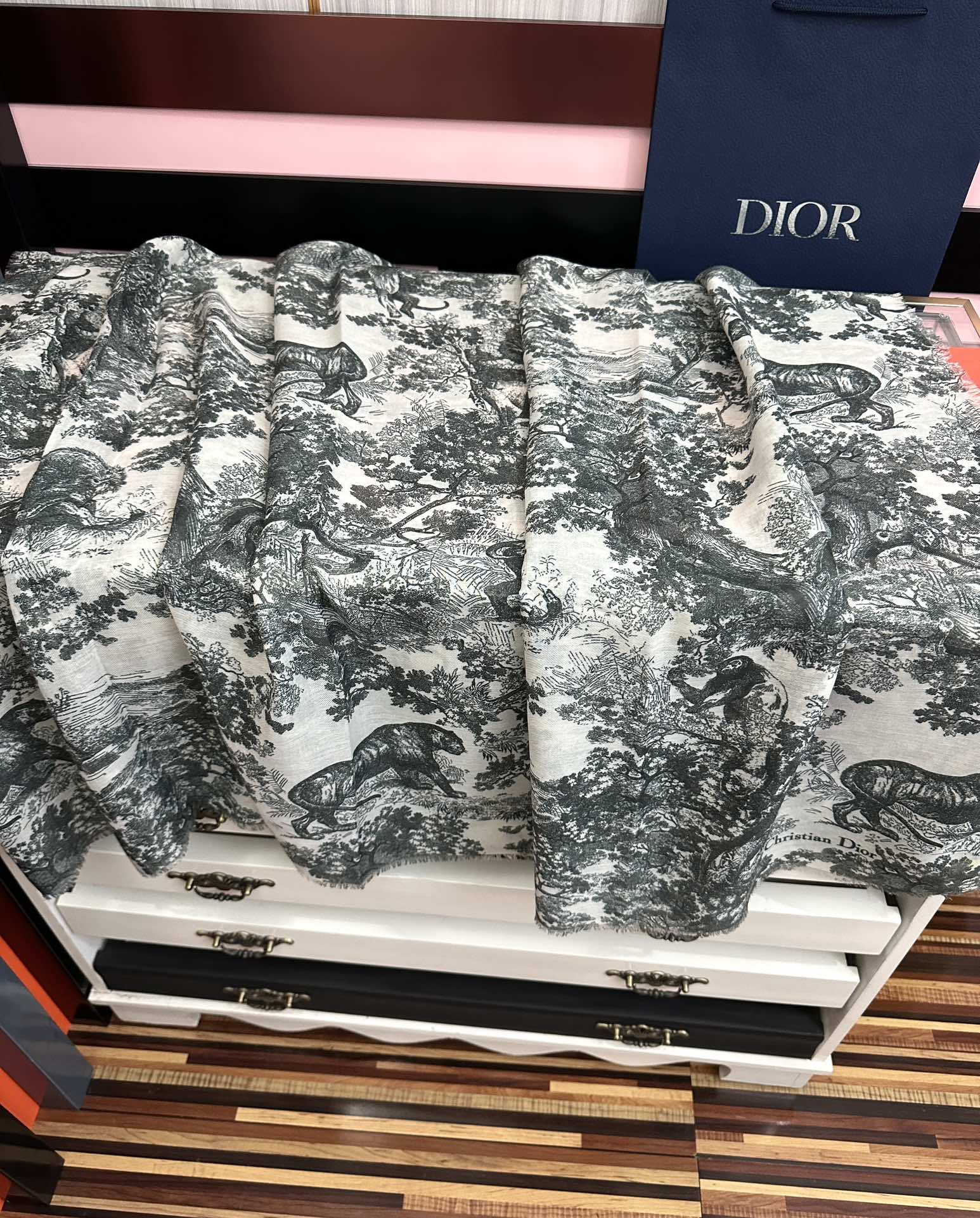 Dior 2051最新款伊如动物丛林丝羊绒围巾长款披肩 太有品味了质感有腔调 D招牌的动物元素高端丝绒正反双配色印染的围巾披肩~太好围了 随便围围都 啊 真的 有气质有气场 这个元素的系列单品都好火的 很佩服一线的设计水准 上身就是这么美 双面双色设计 一条披肩等于两条 舒适 非一般的享受真的非常棒 这种高质感 真心赞 有内涵有深度的高级感 尺寸:140 180 材质：真丝羊绒双面双色印花