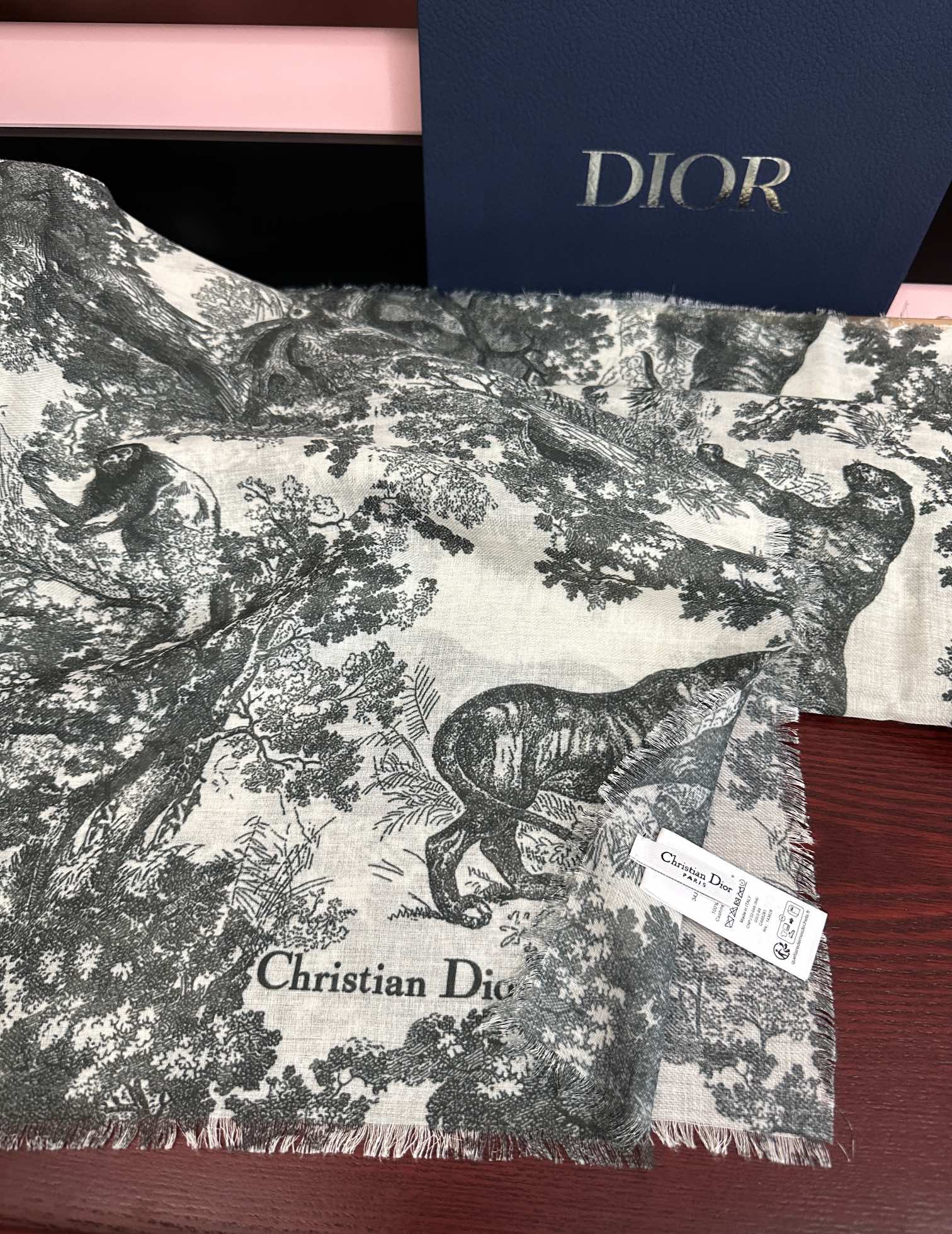 Dior 2051最新款伊如动物丛林丝羊绒围巾长款披肩 太有品味了质感有腔调 D招牌的动物元素高端丝绒正反双配色印染的围巾披肩~太好围了 随便围围都 啊 真的 有气质有气场 这个元素的系列单品都好火的 很佩服一线的设计水准 上身就是这么美 双面双色设计 一条披肩等于两条 舒适 非一般的享受真的非常棒 这种高质感 真心赞 有内涵有深度的高级感 尺寸:140 180 材质：真丝羊绒双面双色印花