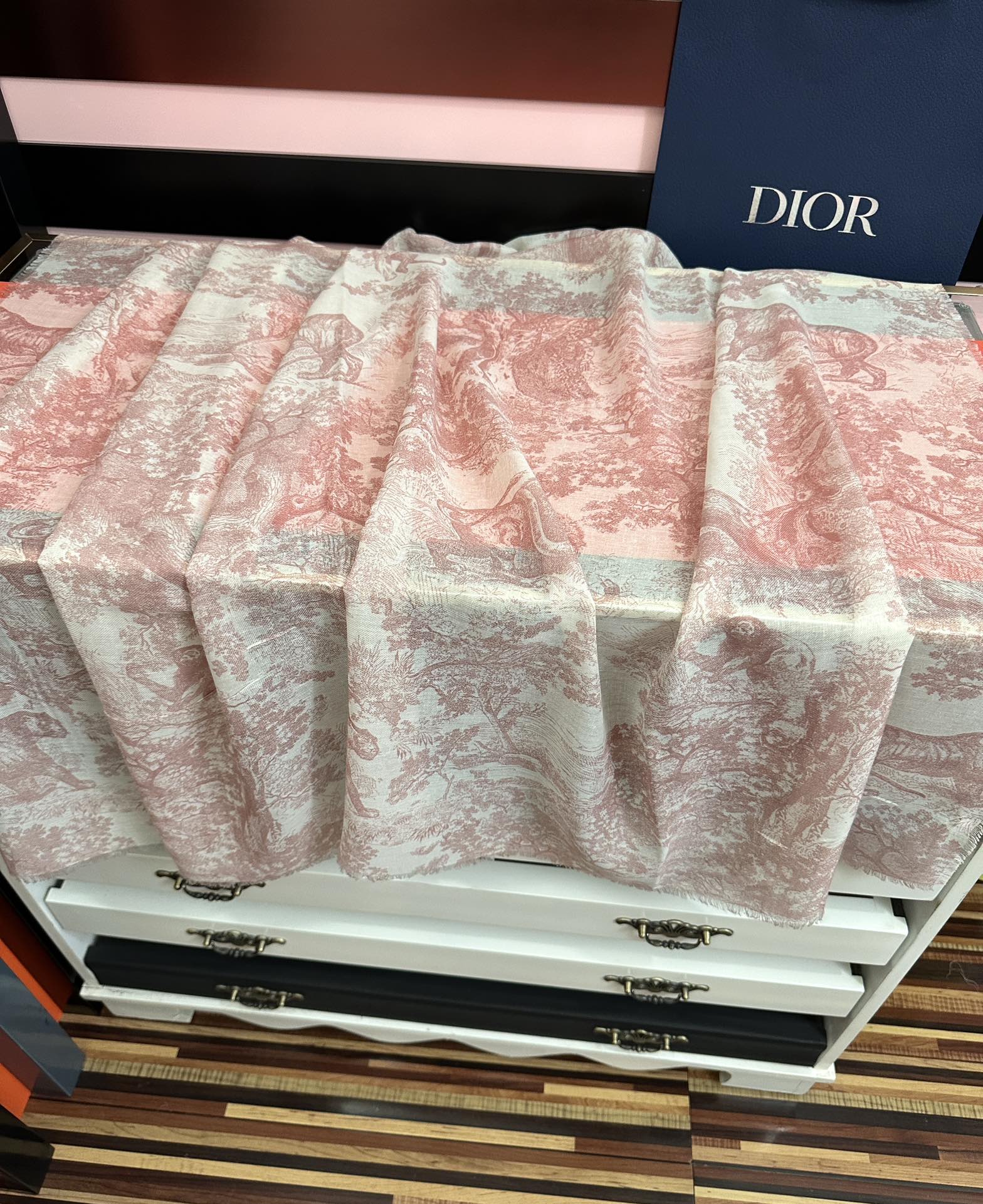 Dior 2051最新款伊如动物丛林丝羊绒围巾长款披肩 太有品味了质感有腔调 D招牌的动物元素高端丝绒正反双配色印染的围巾披肩~太好围了 随便围围都 啊 真的 有气质有气场 这个元素的系列单品都好火的 很佩服一线的设计水准 上身就是这么美 双面双色设计 一条披肩等于两条 舒适 非一般的享受真的非常棒 这种高质感 真心赞 有内涵有深度的高级感 尺寸:140 180 材质：真丝羊绒双面双色印花