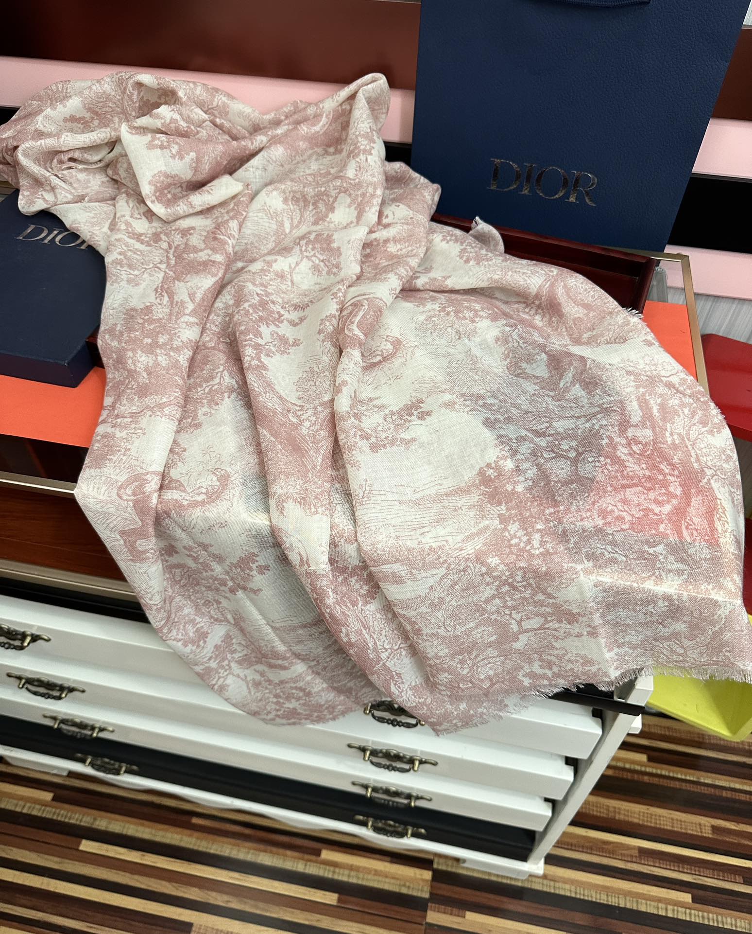 Dior 2051最新款伊如动物丛林丝羊绒围巾长款披肩 太有品味了质感有腔调 D招牌的动物元素高端丝绒正反双配色印染的围巾披肩~太好围了 随便围围都 啊 真的 有气质有气场 这个元素的系列单品都好火的 很佩服一线的设计水准 上身就是这么美 双面双色设计 一条披肩等于两条 舒适 非一般的享受真的非常棒 这种高质感 真心赞 有内涵有深度的高级感 尺寸:140 180 材质：真丝羊绒双面双色印花