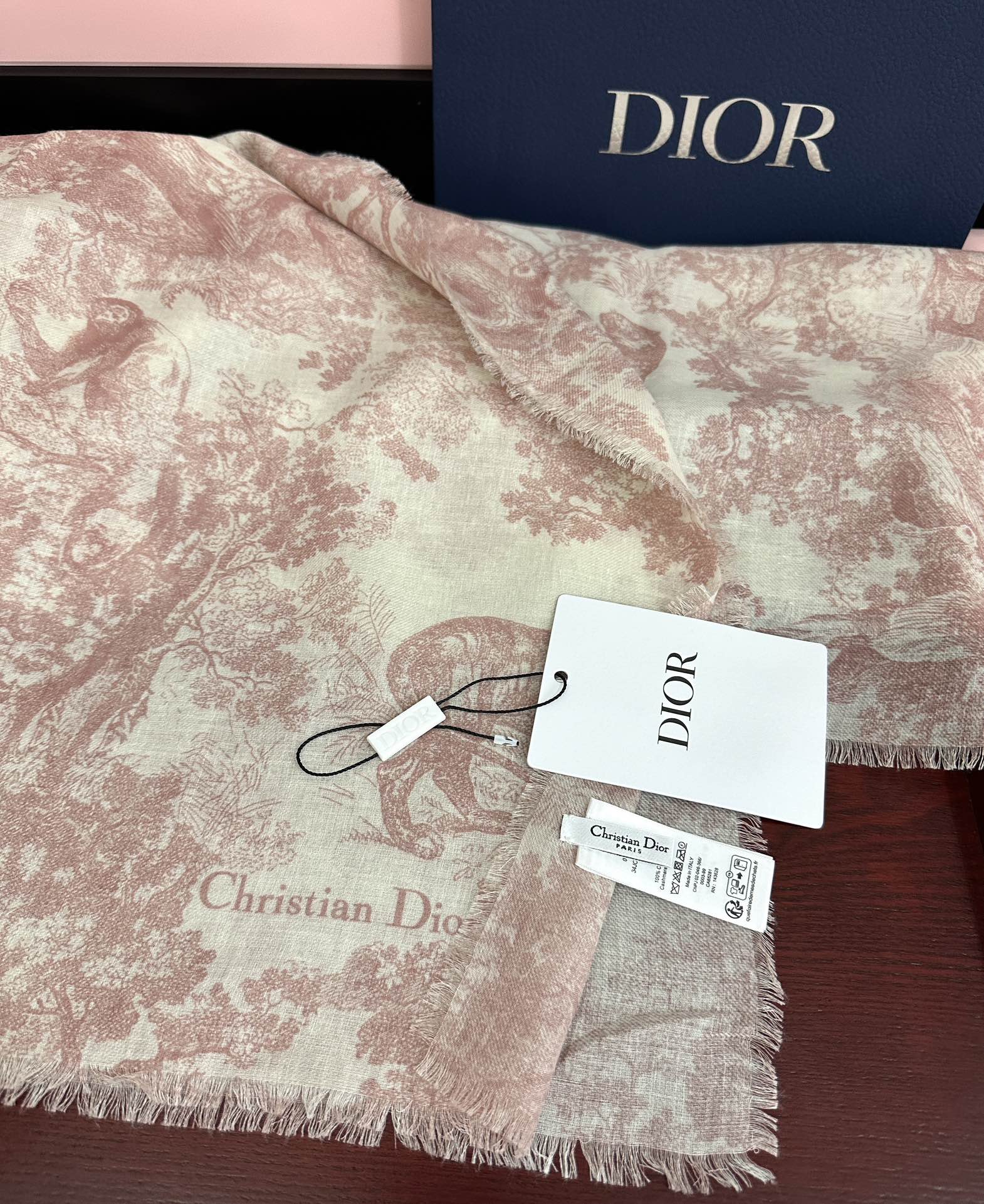 Dior 2051最新款伊如动物丛林丝羊绒围巾长款披肩 太有品味了质感有腔调 D招牌的动物元素高端丝绒正反双配色印染的围巾披肩~太好围了 随便围围都 啊 真的 有气质有气场 这个元素的系列单品都好火的 很佩服一线的设计水准 上身就是这么美 双面双色设计 一条披肩等于两条 舒适 非一般的享受真的非常棒 这种高质感 真心赞 有内涵有深度的高级感 尺寸:140 180 材质：真丝羊绒双面双色印花