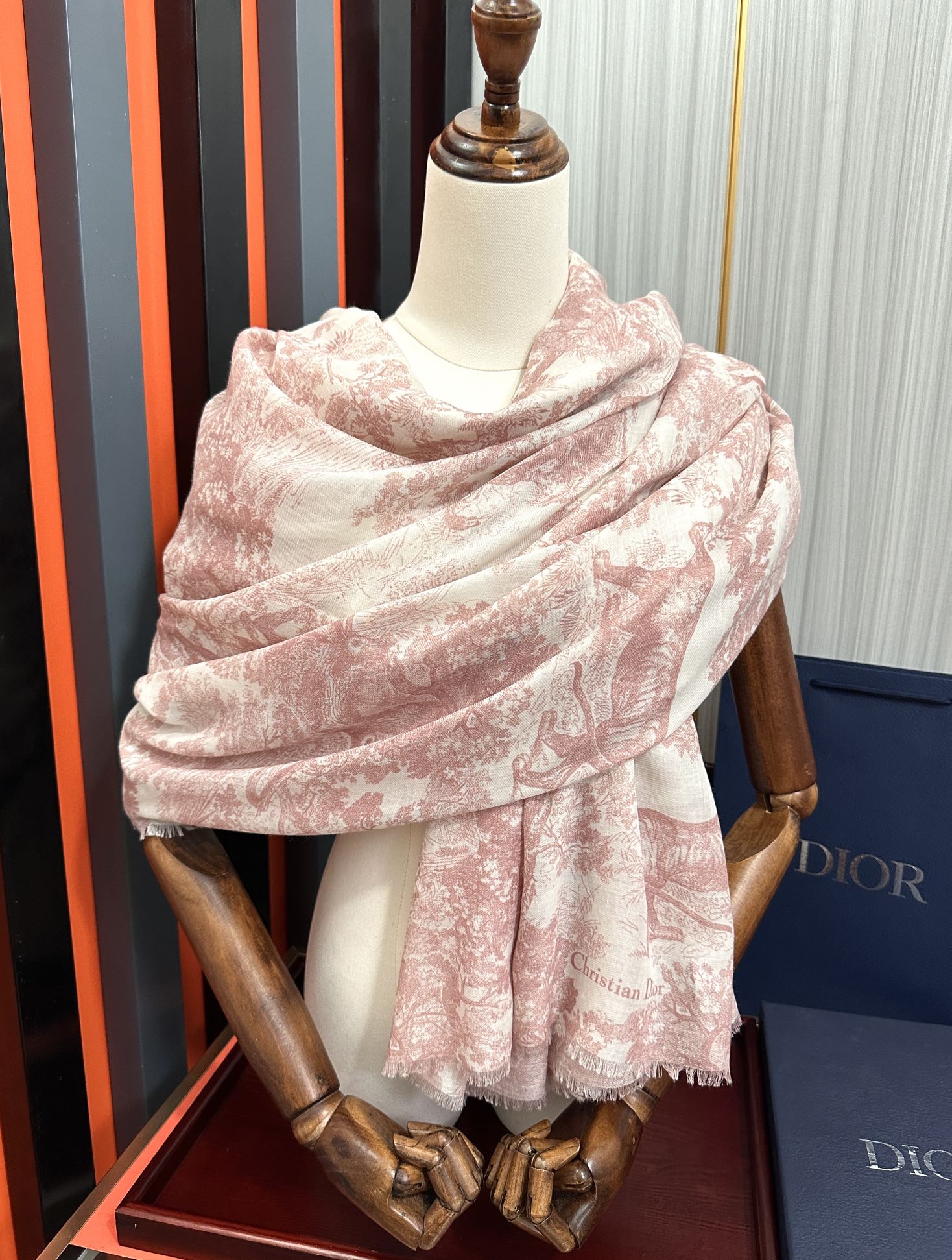 Dior 2051最新款伊如动物丛林丝羊绒围巾长款披肩 太有品味了质感有腔调 D招牌的动物元素高端丝绒正反双配色印染的围巾披肩~太好围了 随便围围都 啊 真的 有气质有气场 这个元素的系列单品都好火的 很佩服一线的设计水准 上身就是这么美 双面双色设计 一条披肩等于两条 舒适 非一般的享受真的非常棒 这种高质感 真心赞 有内涵有深度的高级感 尺寸:140 180 材质：真丝羊绒双面双色印花