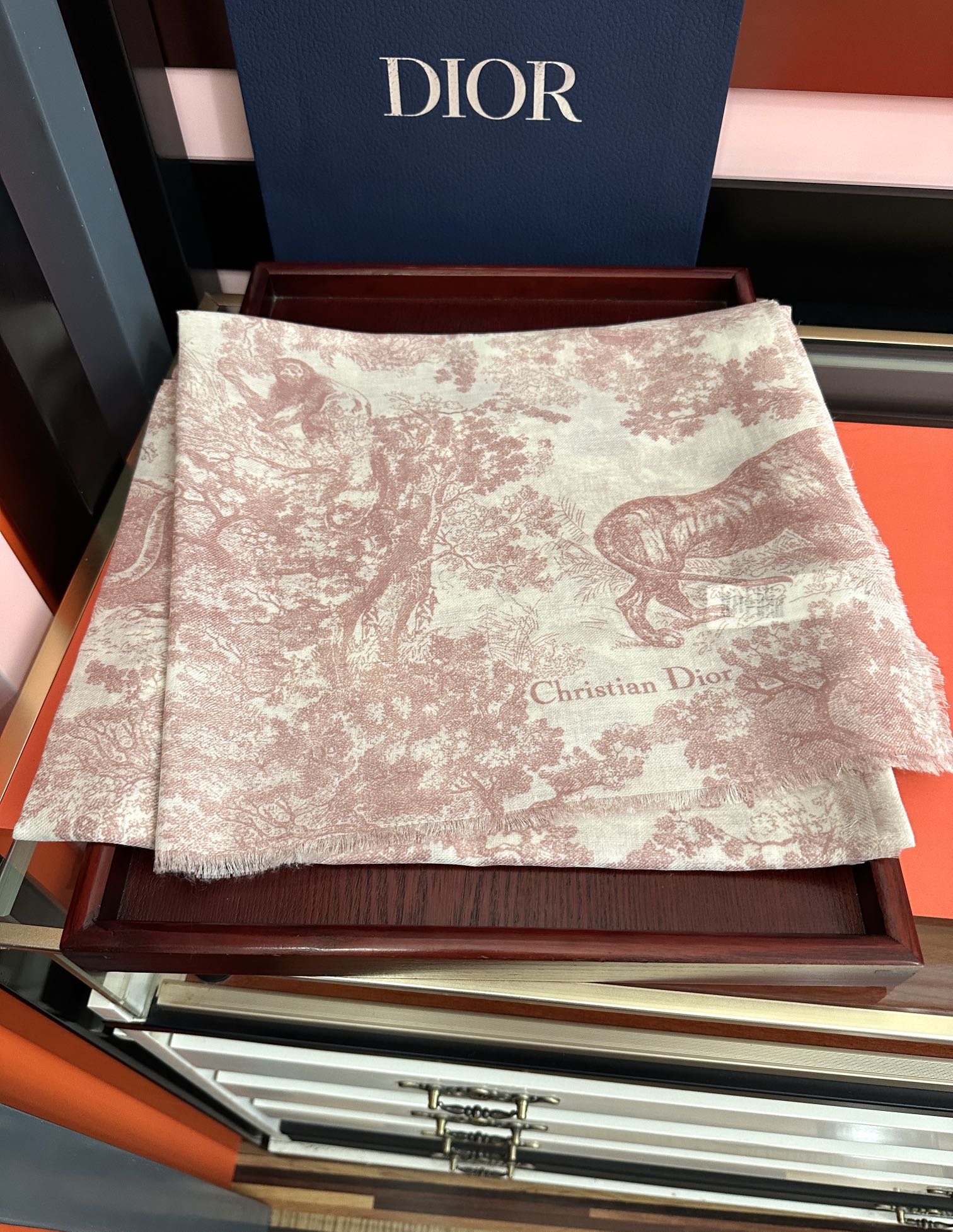 Dior 2051最新款伊如动物丛林丝羊绒围巾长款披肩 太有品味了质感有腔调 D招牌的动物元素高端丝绒正反双配色印染的围巾披肩~太好围了 随便围围都 啊 真的 有气质有气场 这个元素的系列单品都好火的 很佩服一线的设计水准 上身就是这么美 双面双色设计 一条披肩等于两条 舒适 非一般的享受真的非常棒 这种高质感 真心赞 有内涵有深度的高级感 尺寸:140 180 材质：真丝羊绒双面双色印花