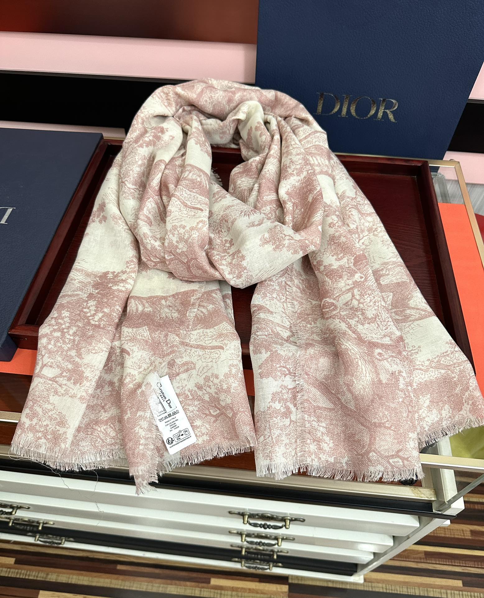 Dior 2051最新款伊如动物丛林丝羊绒围巾长款披肩 太有品味了质感有腔调 D招牌的动物元素高端丝绒正反双配色印染的围巾披肩~太好围了 随便围围都 啊 真的 有气质有气场 这个元素的系列单品都好火的 很佩服一线的设计水准 上身就是这么美 双面双色设计 一条披肩等于两条 舒适 非一般的享受真的非常棒 这种高质感 真心赞 有内涵有深度的高级感 尺寸:140 180 材质：真丝羊绒双面双色印花