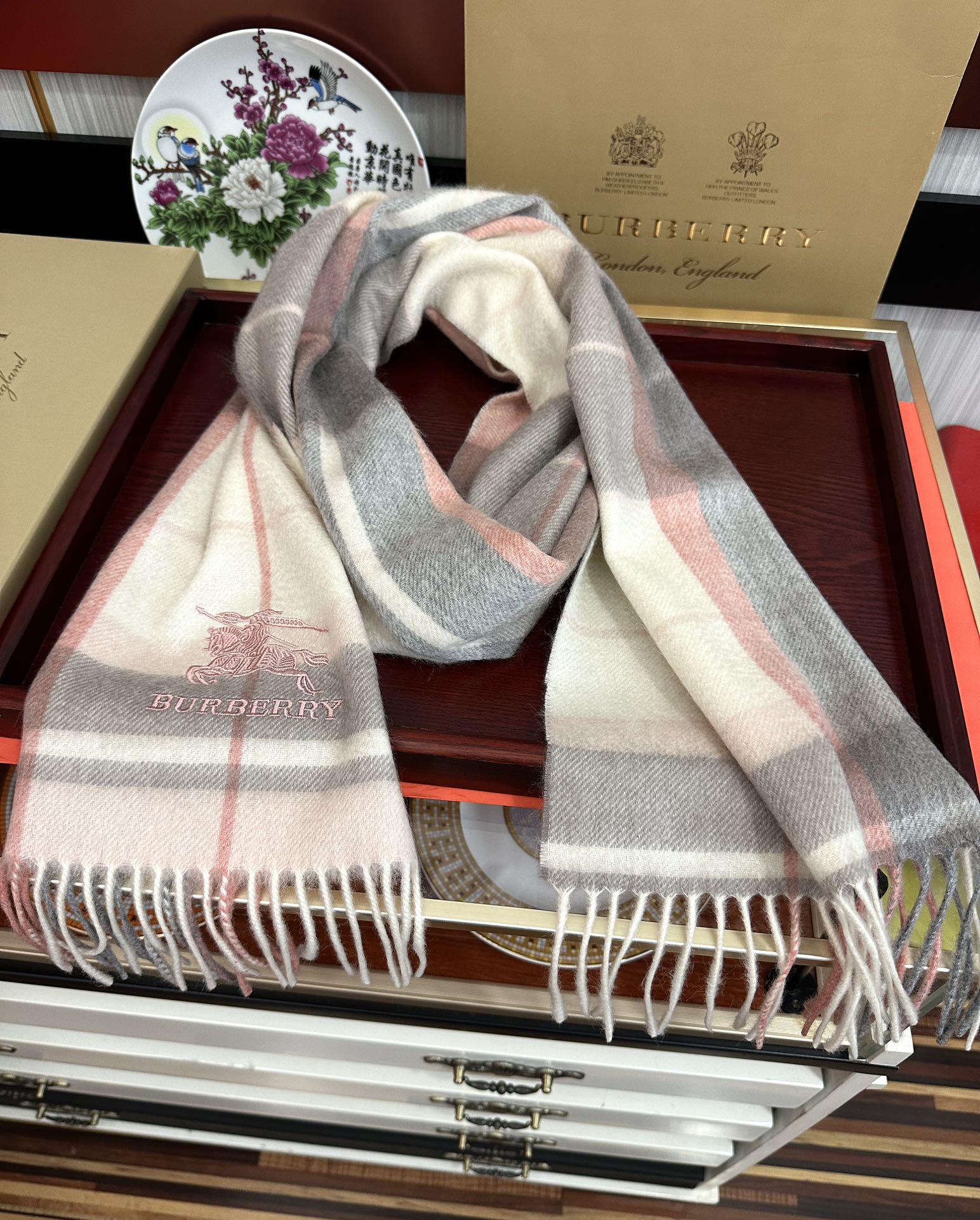 Burberry 125%山羊绒 2025巴宝【刺绣战马】采用内蒙古 山羊绒 最新款男女通用 重磅推荐 的格子