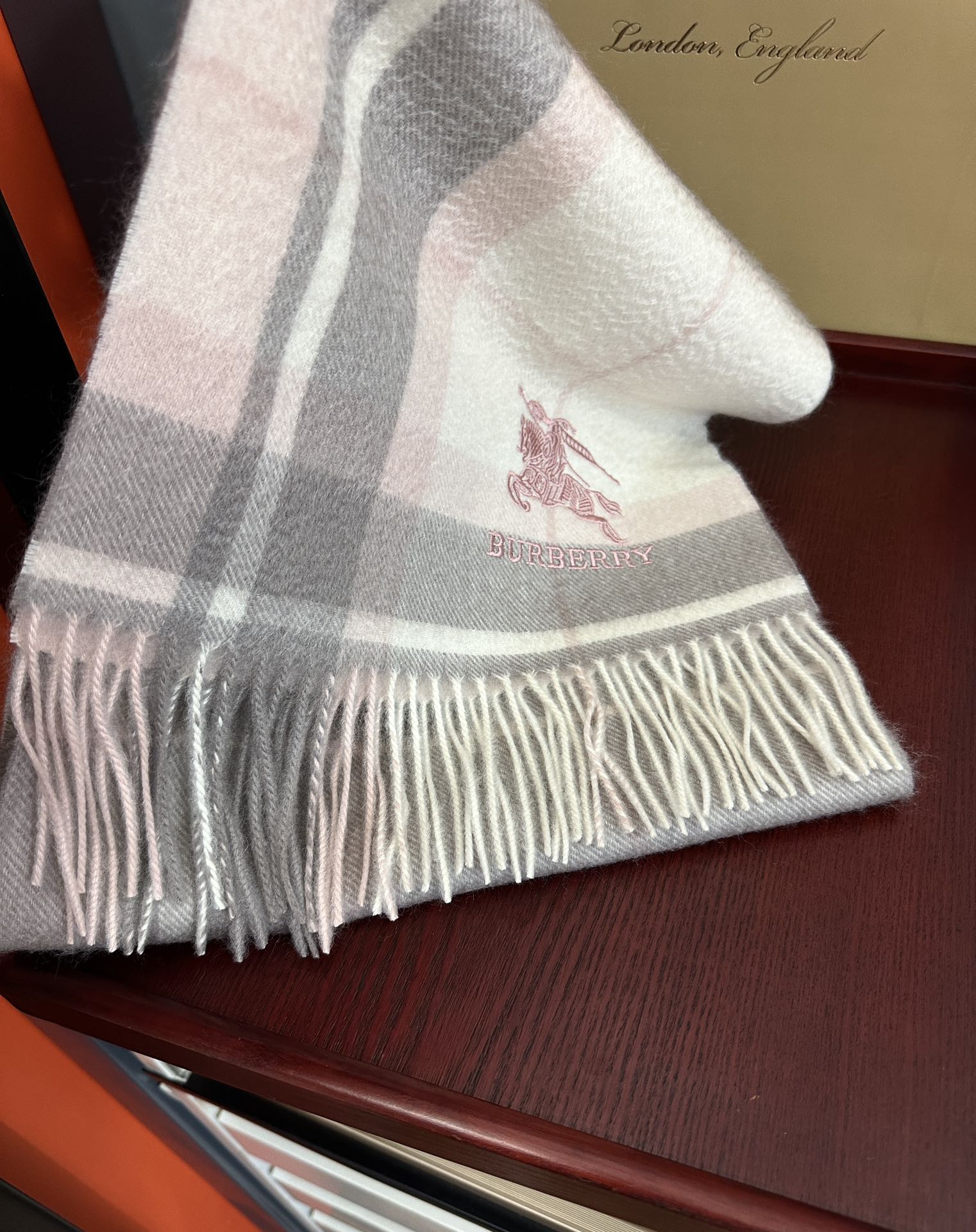 Burberry 125%山羊绒 2025巴宝【刺绣战马】采用内蒙古 山羊绒 最新款男女通用 重磅推荐 的格子