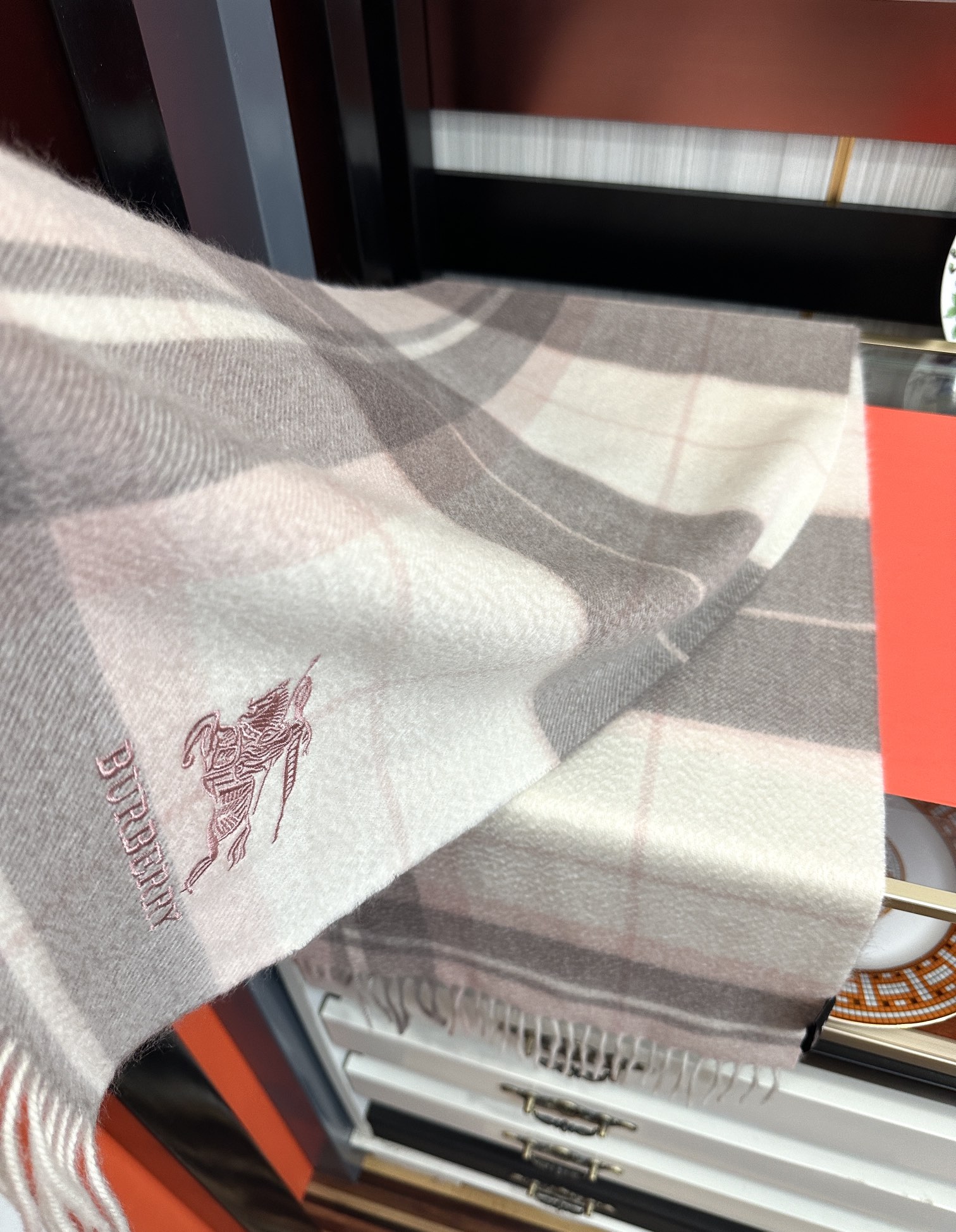 Burberry 125%山羊绒 2025巴宝【刺绣战马】采用内蒙古 山羊绒 最新款男女通用 重磅推荐 的格子