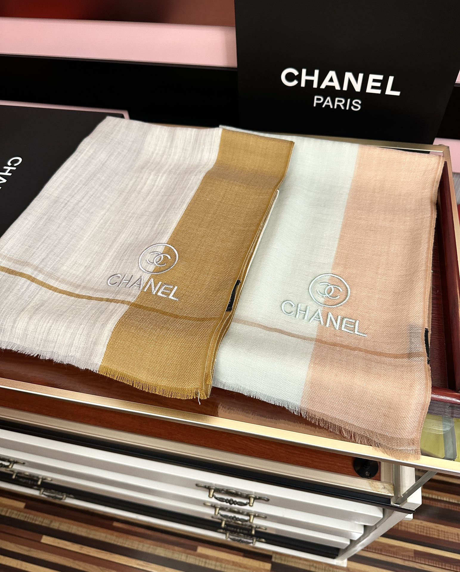 Chanel 小香 版到货 搭配调色纱染再色织 这款经历漫长等待耗时3个月之久才完成面料 身份和气质的象征 尺特别人工抽穗散须