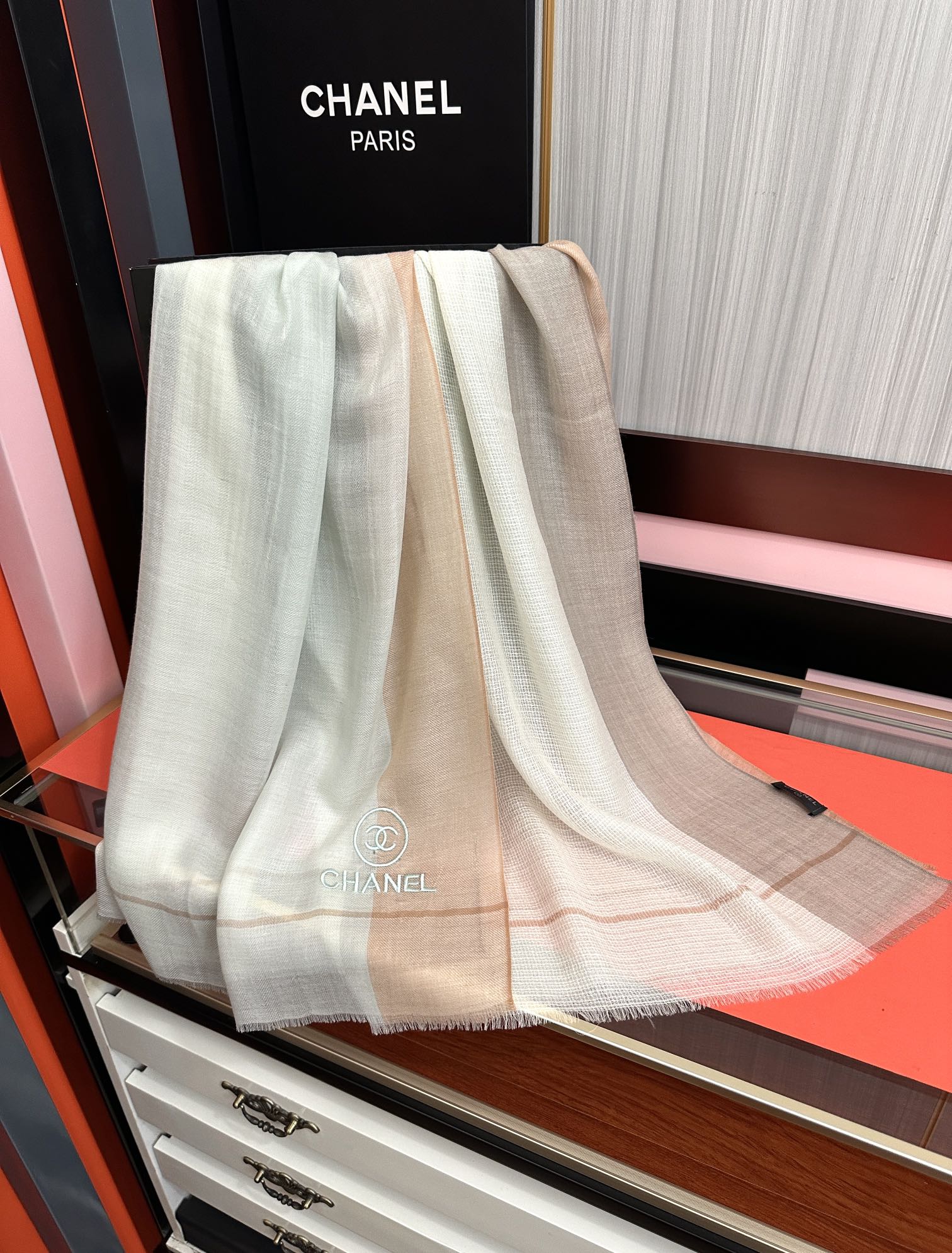Chanel 小香 版到货 搭配调色纱染再色织 这款经历漫长等待耗时3个月之久才完成面料 身份和气质的象征 尺特别人工抽穗散须