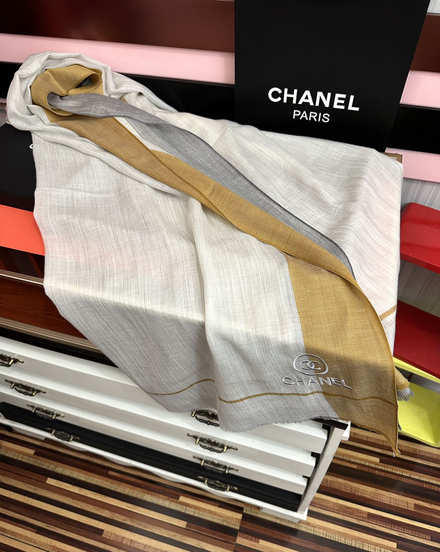 Chanel 小香 版到货 搭配调色纱染再色织 这款经历漫长等待耗时3个月之久才完成面料 身份和气质的象征 尺特别人工抽穗散须