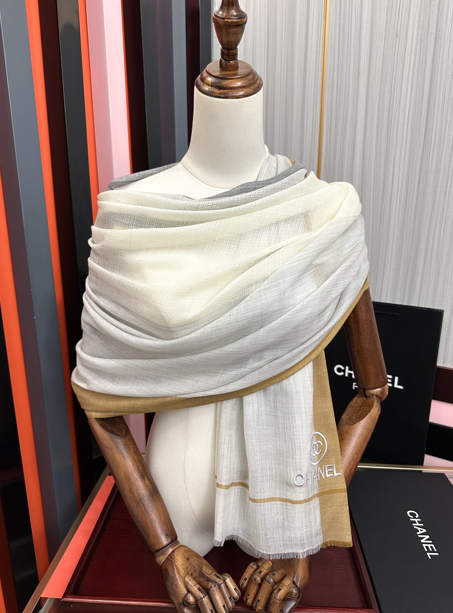 Chanel 小香 版到货 搭配调色纱染再色织 这款经历漫长等待耗时3个月之久才完成面料 身份和气质的象征 尺特别人工抽穗散须