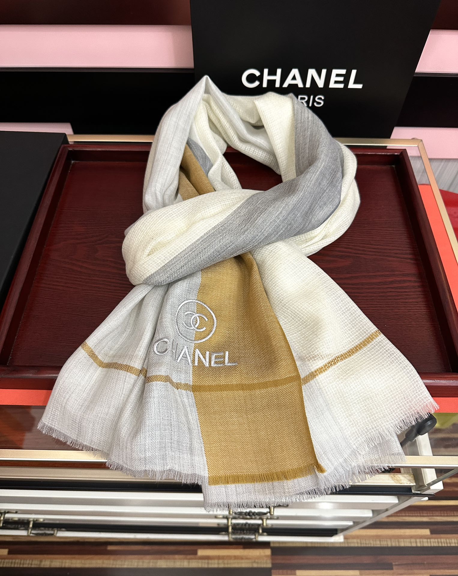 Chanel 小香 版到货 搭配调色纱染再色织 这款经历漫长等待耗时3个月之久才完成面料 身份和气质的象征 尺特别人工抽穗散须