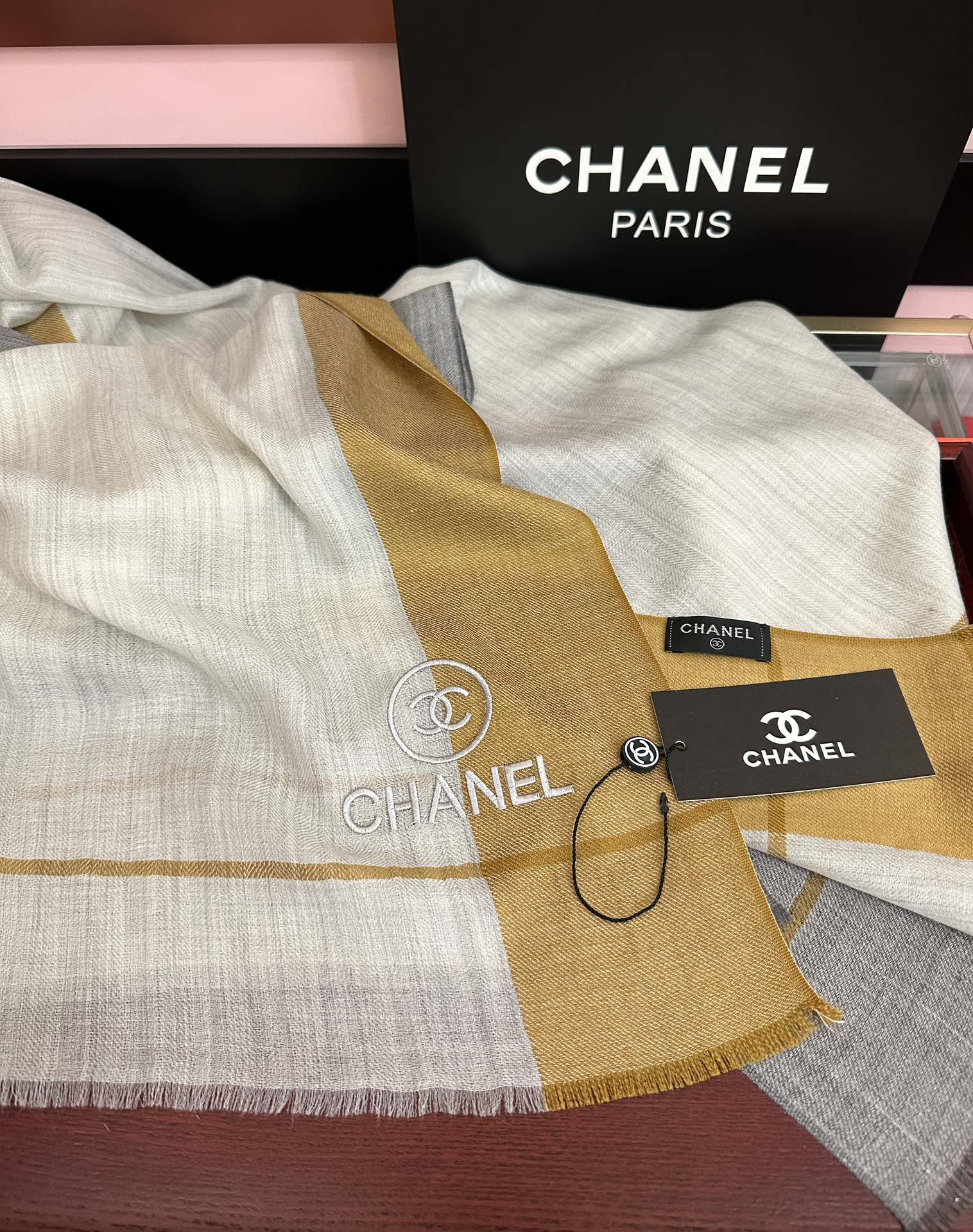 Chanel 小香 版到货 搭配调色纱染再色织 这款经历漫长等待耗时3个月之久才完成面料 身份和气质的象征 尺特别人工抽穗散须
