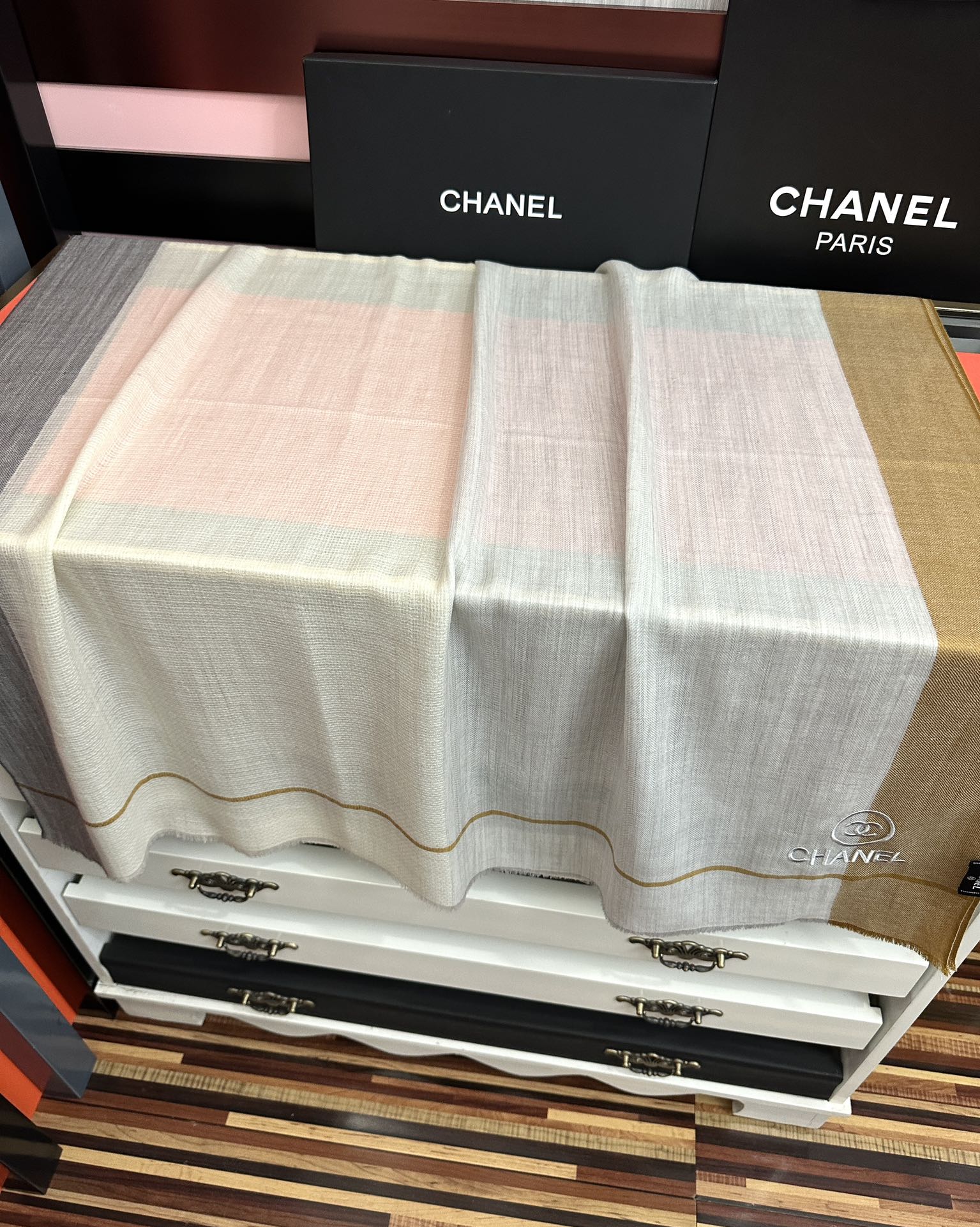 Chanel 小香 版到货 搭配调色纱染再色织 这款经历漫长等待耗时3个月之久才完成面料 身份和气质的象征 尺特别人工抽穗散须