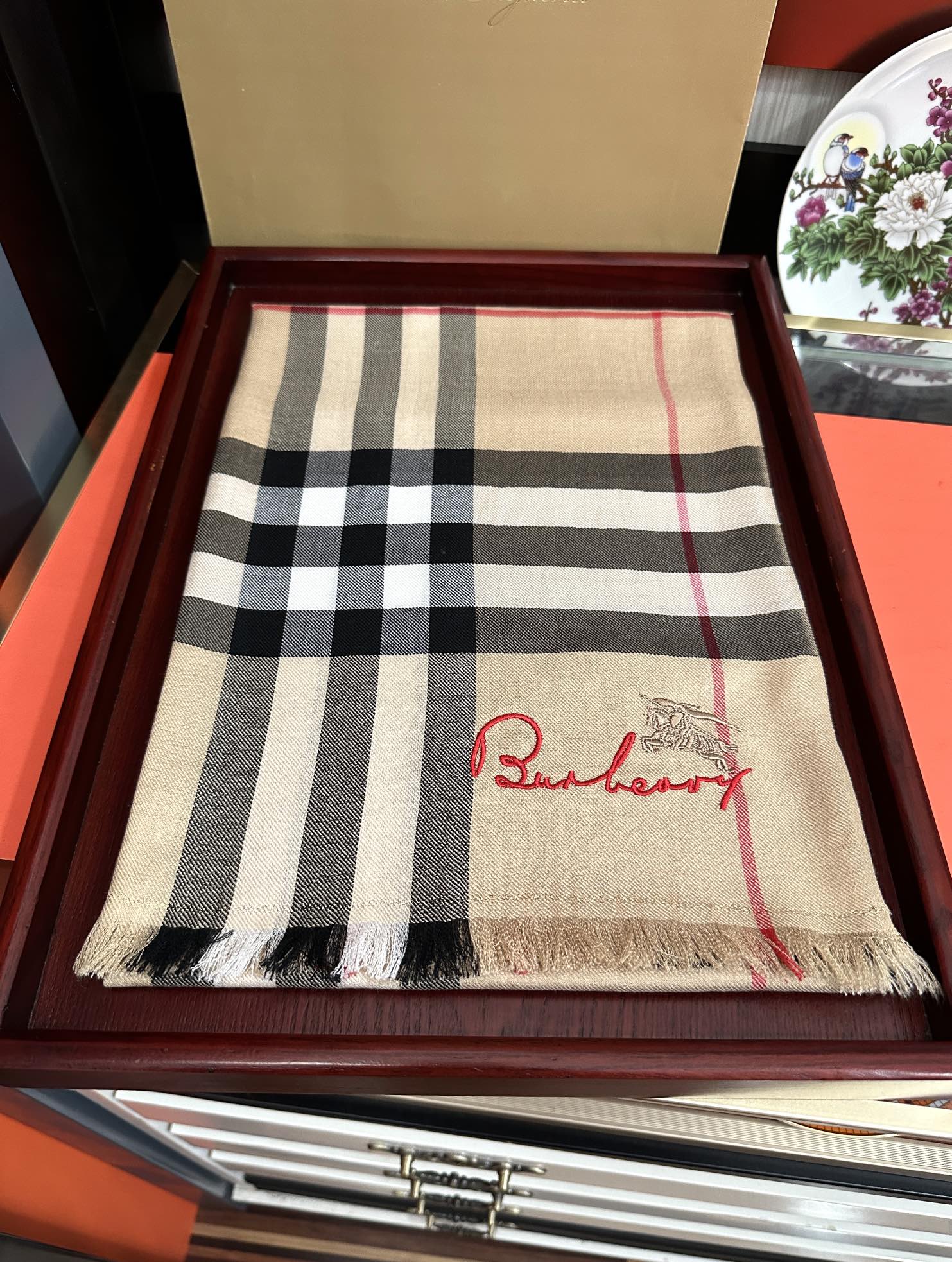 Burberry 巴宝莉 重磅推荐 火爆N年的格子 人人都喜欢 时潮人都有好几条巴家围巾放在衣橱