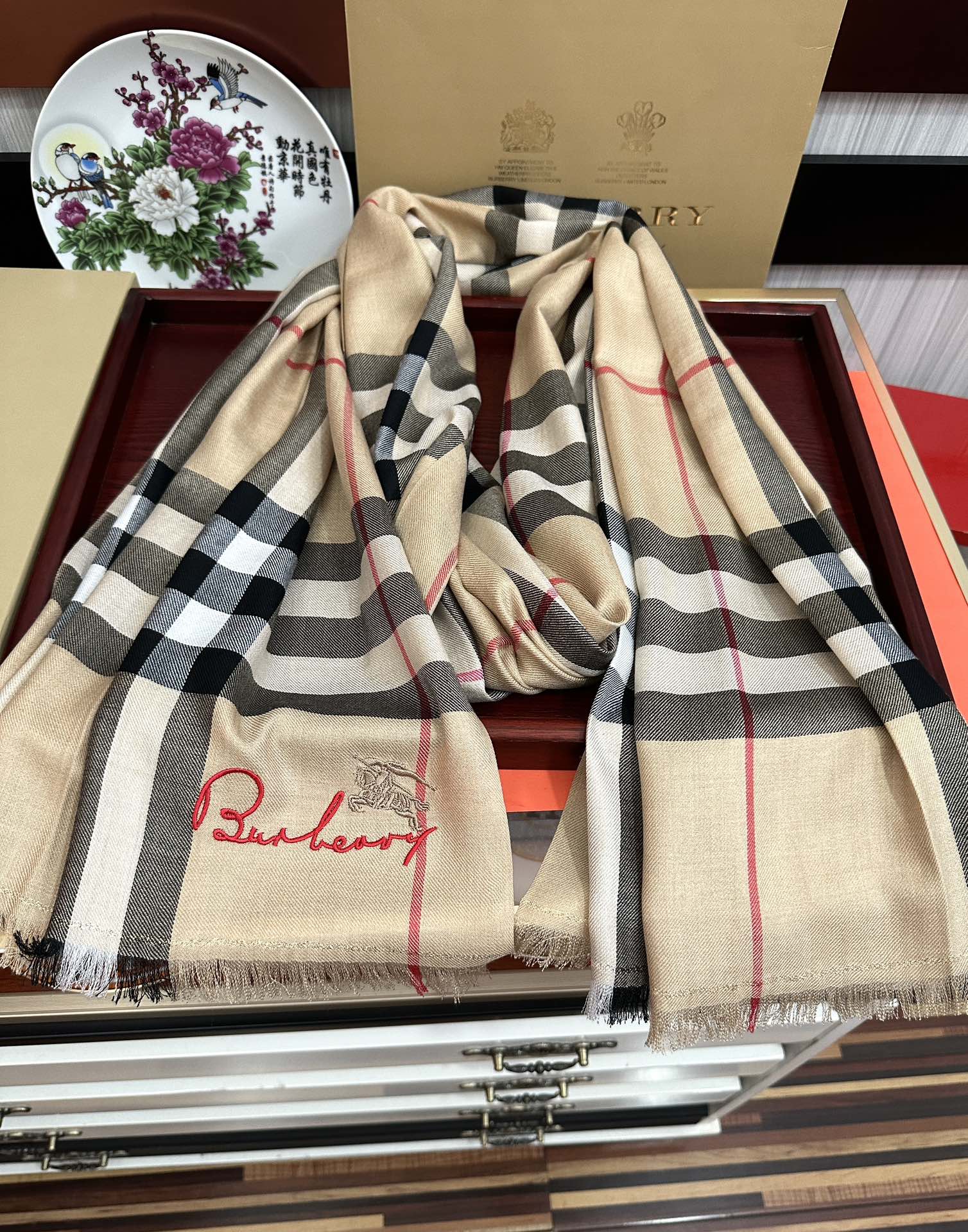 Burberry 巴宝莉 重磅推荐 火爆N年的格子 人人都喜欢 时潮人都有好几条巴家围巾放在衣橱