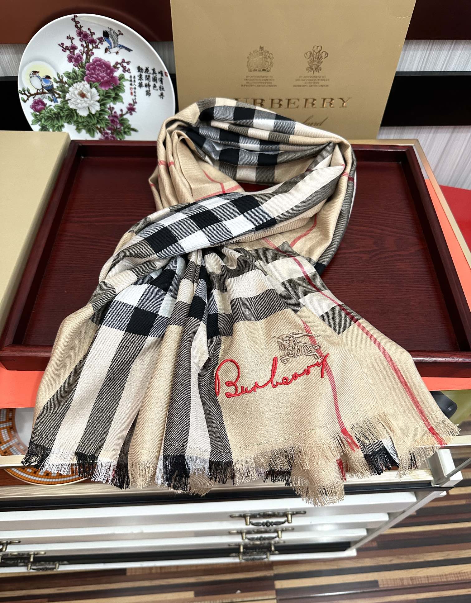 Burberry 巴宝莉 重磅推荐 火爆N年的格子 人人都喜欢 时潮人都有好几条巴家围巾放在衣橱