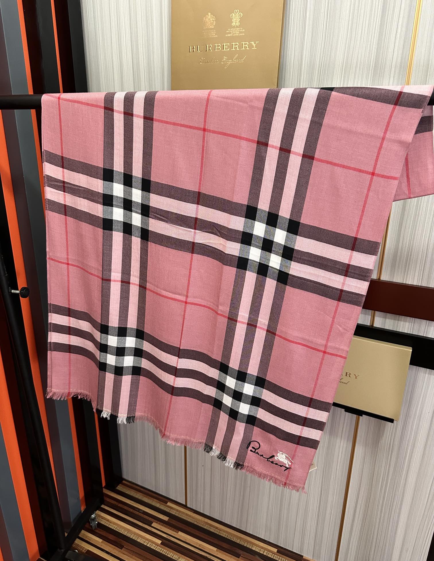 Burberry 巴宝莉 重磅推荐 火爆N年的格子 人人都喜欢 时潮人都有好几条巴家围巾放在衣橱