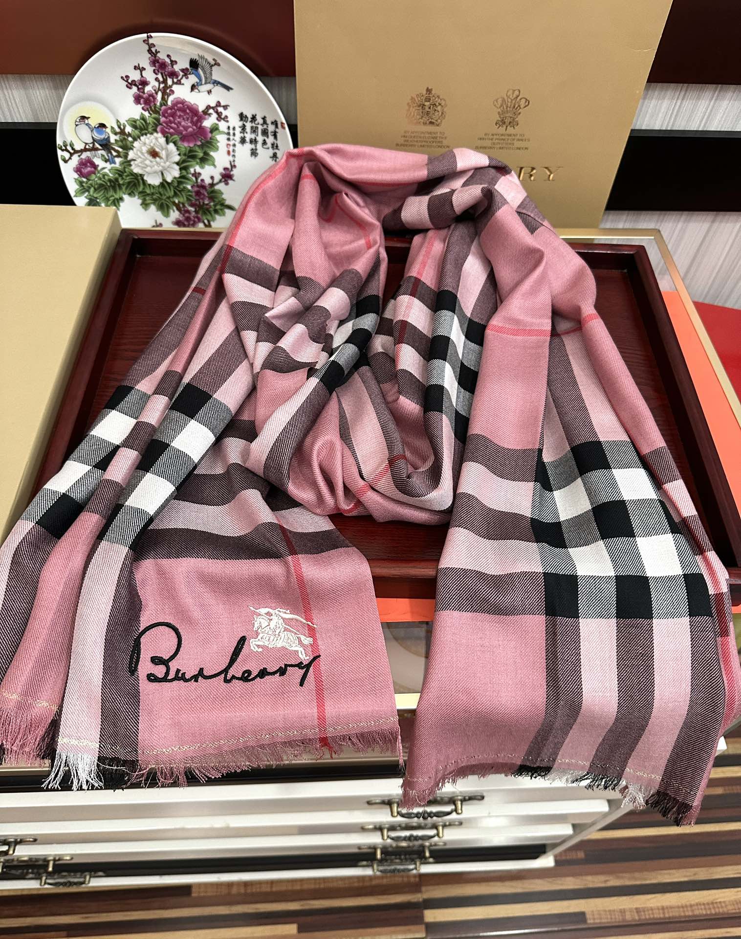 Burberry 巴宝莉 重磅推荐 火爆N年的格子 人人都喜欢 时潮人都有好几条巴家围巾放在衣橱
