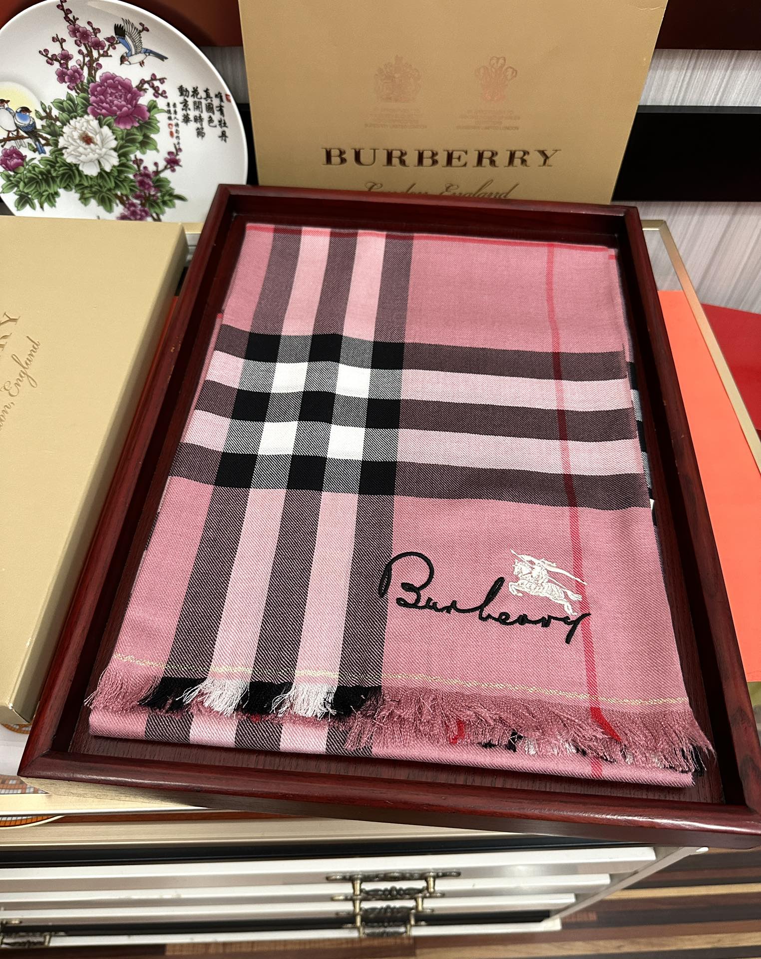 Burberry 巴宝莉 重磅推荐 火爆N年的格子 人人都喜欢 时潮人都有好几条巴家围巾放在衣橱