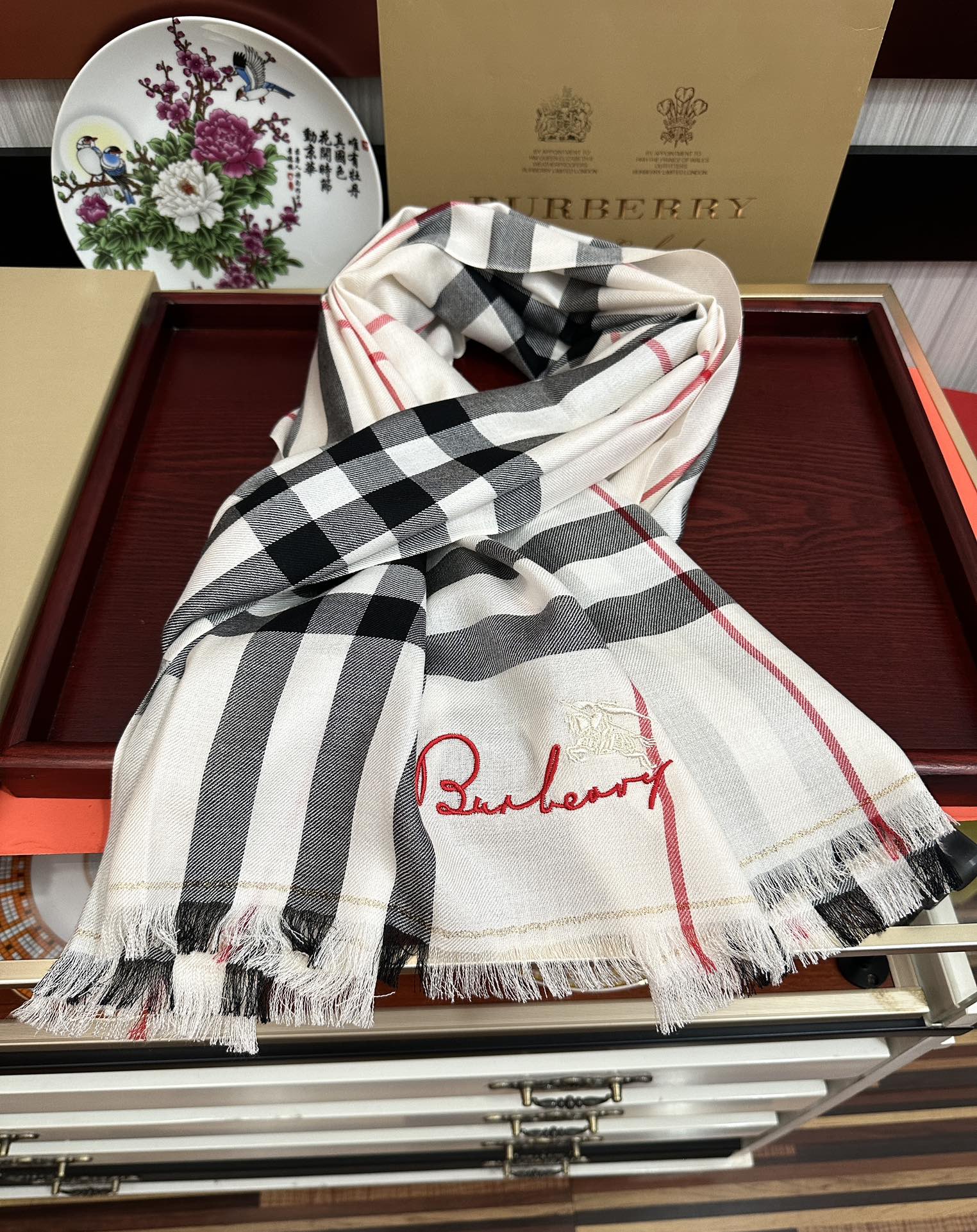 Burberry 巴宝莉 重磅推荐 火爆N年的格子 人人都喜欢 时潮人都有好几条巴家围巾放在衣橱
