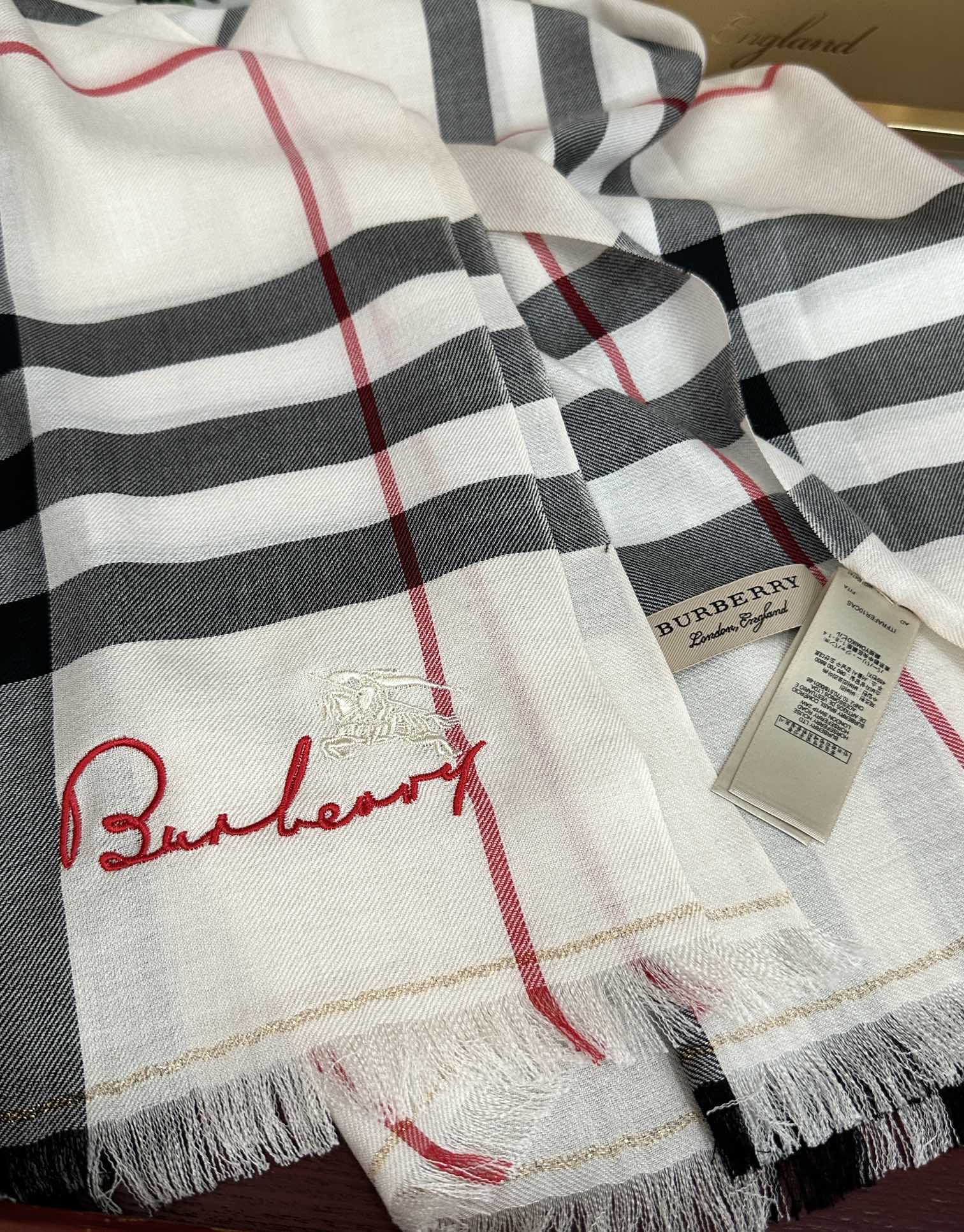 Burberry 巴宝莉 重磅推荐 火爆N年的格子 人人都喜欢 时潮人都有好几条巴家围巾放在衣橱