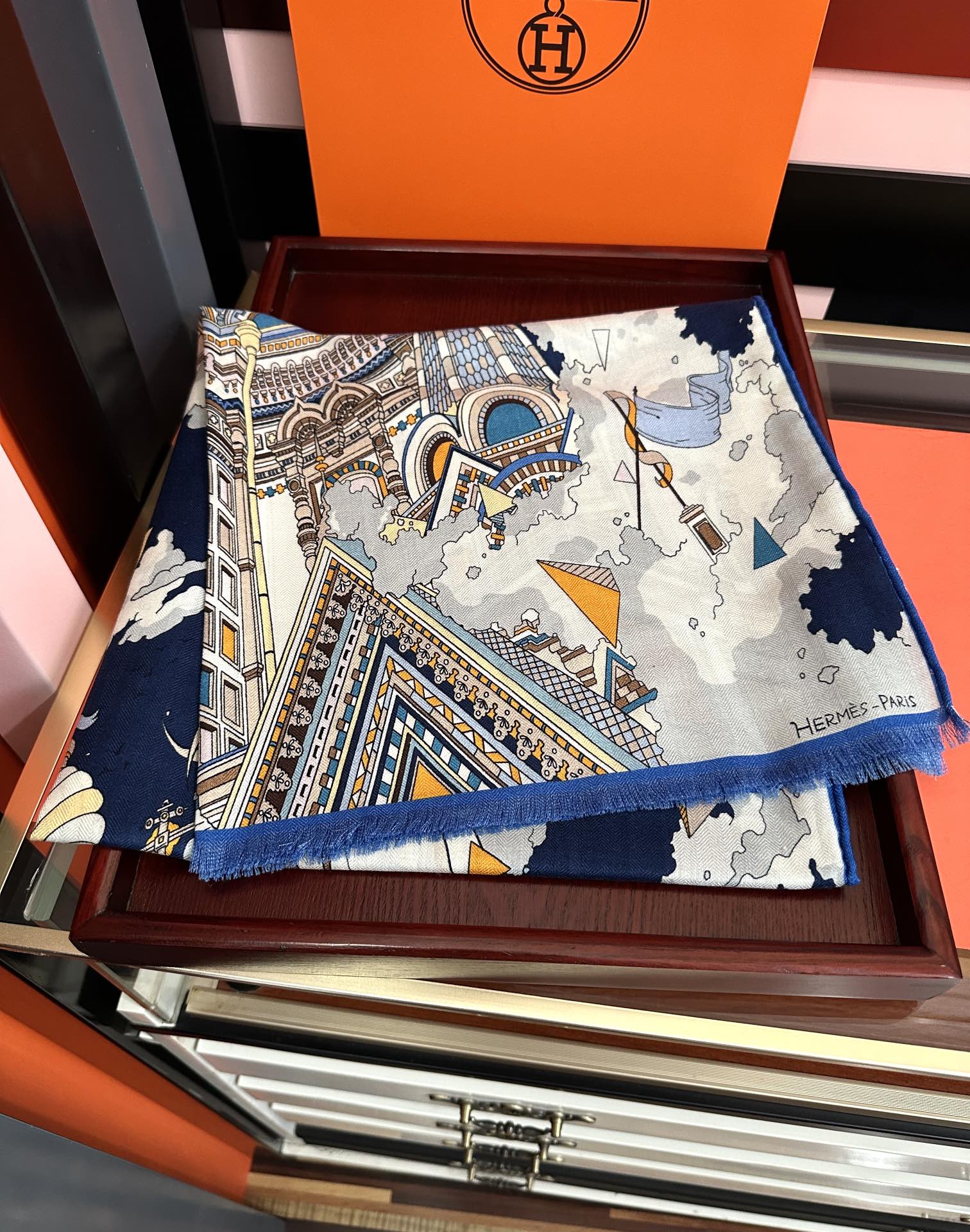 Hermès 新款 爱马仕 2051【双面同色】ZG同步 太美了 下手一定要快 四季都可以用 真心美的让人非常非上身效果简直美翻了 品质非常完美 整个围巾给人气场的同时又非常 秀丽 绝对值得入手的新款 实物一拿到就会庆幸自己是女人的绝美好货 尺寸：65x185