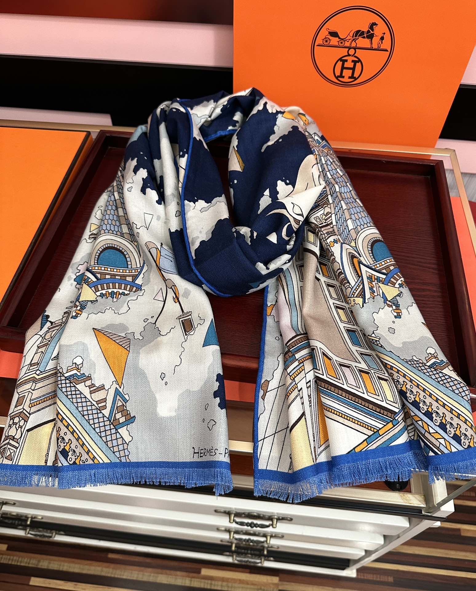 Hermès 新款 爱马仕 2051【双面同色】ZG同步 太美了 下手一定要快 四季都可以用 真心美的让人非常非上身效果简直美翻了 品质非常完美 整个围巾给人气场的同时又非常 秀丽 绝对值得入手的新款 实物一拿到就会庆幸自己是女人的绝美好货 尺寸：65x185
