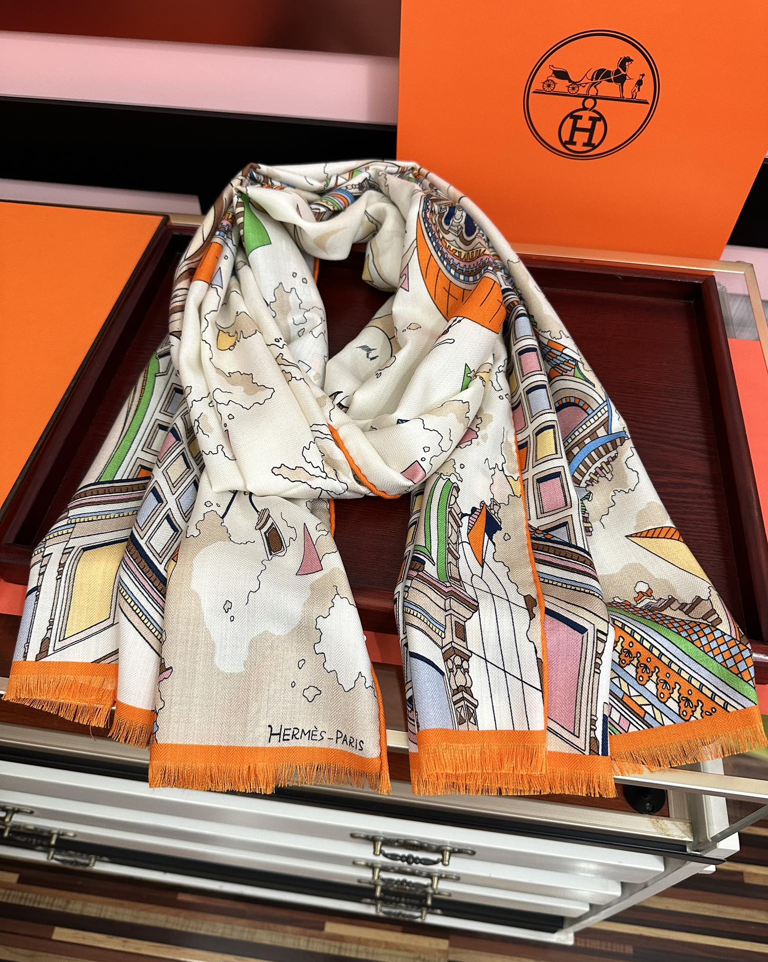 Hermès 新款 爱马仕 2051【双面同色】ZG同步 太美了 下手一定要快 四季都可以用 真心美的让人非常非上身效果简直美翻了 品质非常完美 整个围巾给人气场的同时又非常 秀丽 绝对值得入手的新款 实物一拿到就会庆幸自己是女人的绝美好货 尺寸：65x185