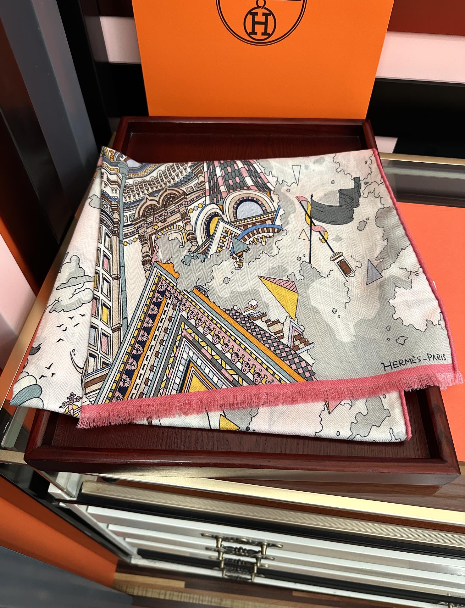 Hermès 新款 爱马仕 2051【双面同色】ZG同步 太美了 下手一定要快 四季都可以用 真心美的让人非常非上身效果简直美翻了 品质非常完美 整个围巾给人气场的同时又非常 秀丽 绝对值得入手的新款 实物一拿到就会庆幸自己是女人的绝美好货 尺寸：65x185