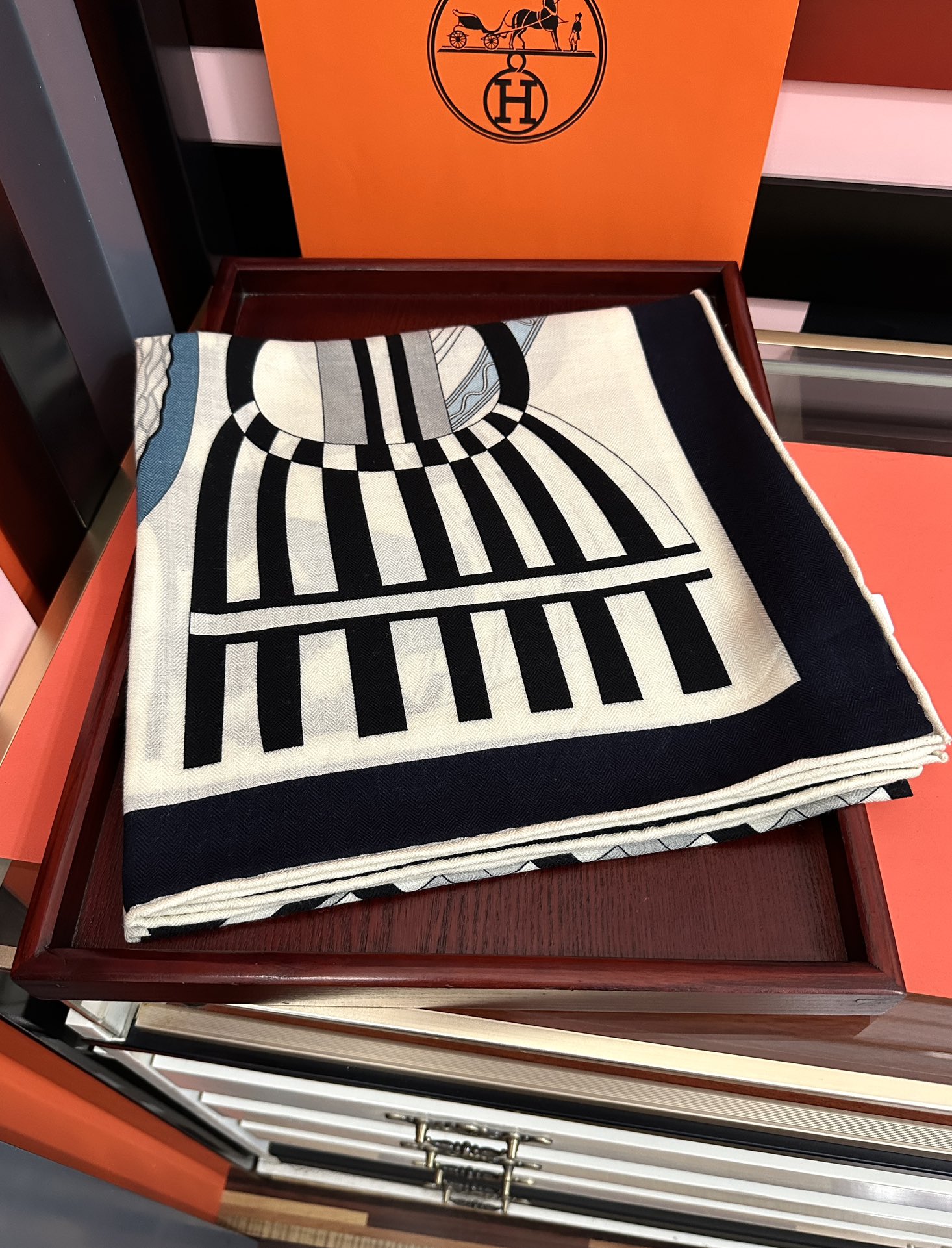 Hermès 爱马仕2025秋冬新款 新一季丝巾采购清单估计各位养马人们已经列好了 我就不推荐了回头分享一下部分 款的老款信息资料供大家参考 本季必购《Rondsdemarch》(圆场漫步) 一条来自丝巾羊绒丝方巾也不知道是马元素在男士方巾上运用比例高还是正好我每一条无论从配色还是主题图案都深得我心 也相较女款好驾驭 还便宜 大家 尺寸:140X140、材质：30%真丝+70丝绒
