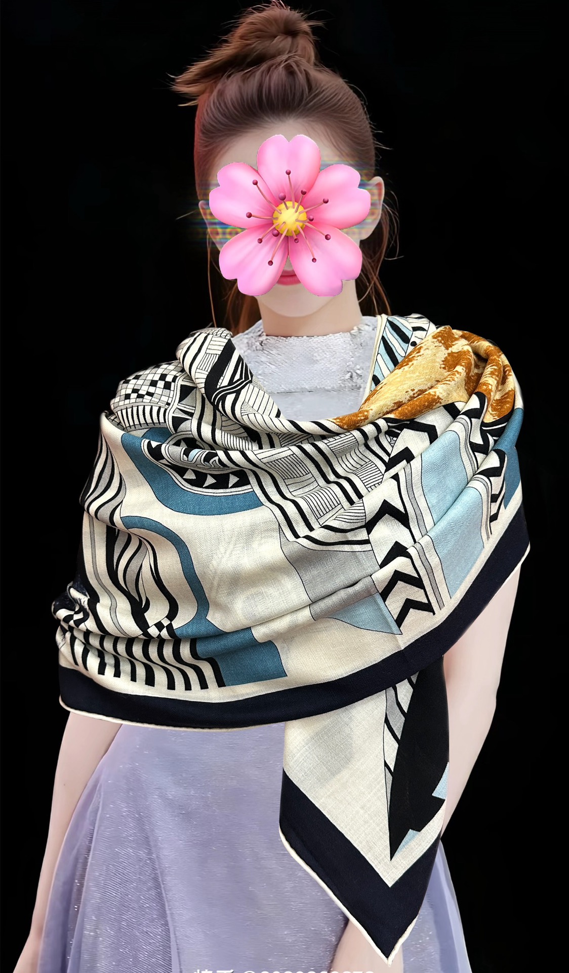 Hermès 爱马仕2025秋冬新款 新一季丝巾采购清单估计各位养马人们已经列好了 我就不推荐了回头分享一下部分 款的老款信息资料供大家参考 本季必购《Rondsdemarch》(圆场漫步) 一条来自丝巾羊绒丝方巾也不知道是马元素在男士方巾上运用比例高还是正好我每一条无论从配色还是主题图案都深得我心 也相较女款好驾驭 还便宜 大家 尺寸:140X140、材质：30%真丝+70丝绒