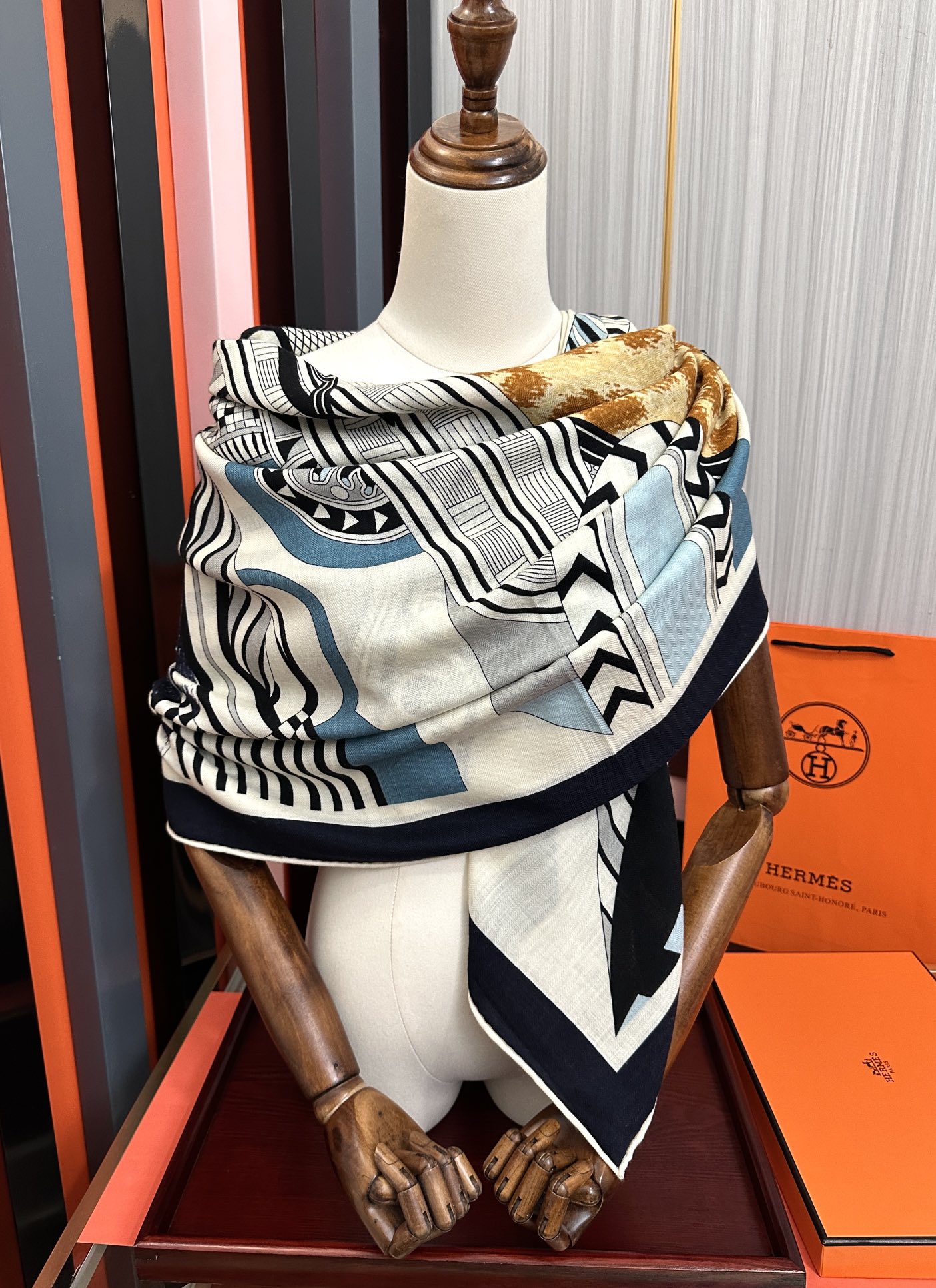 Hermès 爱马仕2025秋冬新款 新一季丝巾采购清单估计各位养马人们已经列好了 我就不推荐了回头分享一下部分 款的老款信息资料供大家参考 本季必购《Rondsdemarch》(圆场漫步) 一条来自丝巾羊绒丝方巾也不知道是马元素在男士方巾上运用比例高还是正好我每一条无论从配色还是主题图案都深得我心 也相较女款好驾驭 还便宜 大家 尺寸:140X140、材质：30%真丝+70丝绒