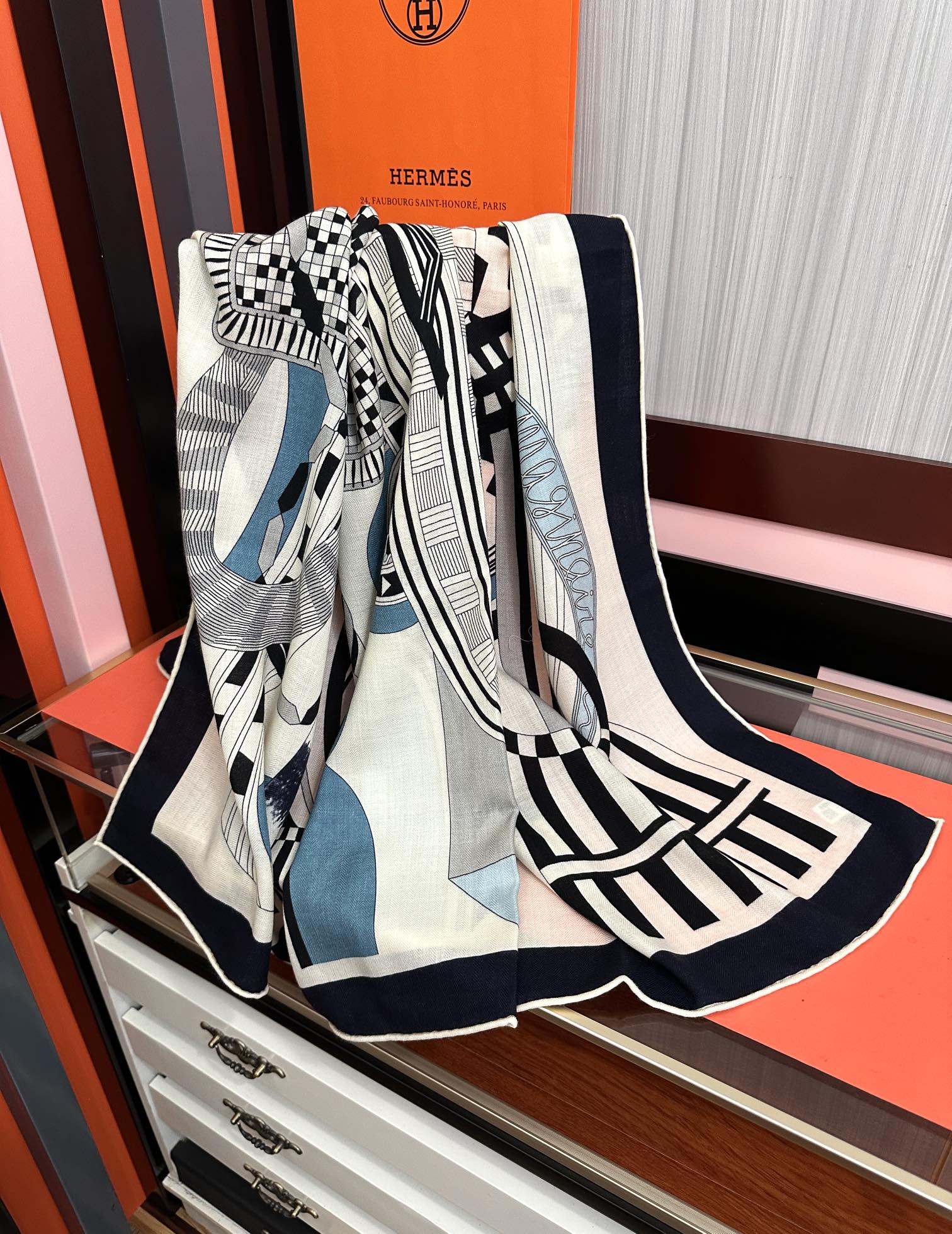 Hermès 爱马仕2025秋冬新款 新一季丝巾采购清单估计各位养马人们已经列好了 我就不推荐了回头分享一下部分 款的老款信息资料供大家参考 本季必购《Rondsdemarch》(圆场漫步) 一条来自丝巾羊绒丝方巾也不知道是马元素在男士方巾上运用比例高还是正好我每一条无论从配色还是主题图案都深得我心 也相较女款好驾驭 还便宜 大家 尺寸:140X140、材质：30%真丝+70丝绒
