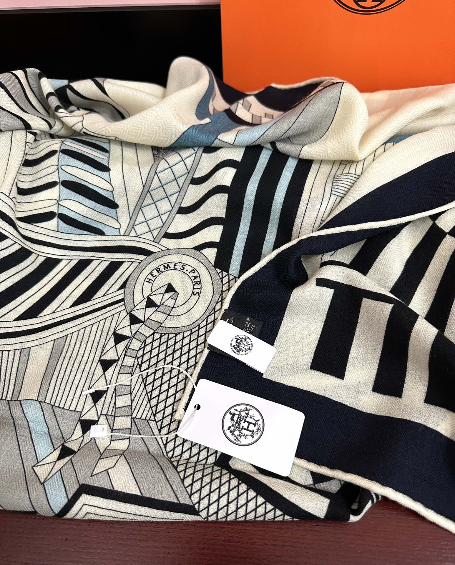 Hermès 爱马仕2025秋冬新款 新一季丝巾采购清单估计各位养马人们已经列好了 我就不推荐了回头分享一下部分 款的老款信息资料供大家参考 本季必购《Rondsdemarch》(圆场漫步) 一条来自丝巾羊绒丝方巾也不知道是马元素在男士方巾上运用比例高还是正好我每一条无论从配色还是主题图案都深得我心 也相较女款好驾驭 还便宜 大家 尺寸:140X140、材质：30%真丝+70丝绒