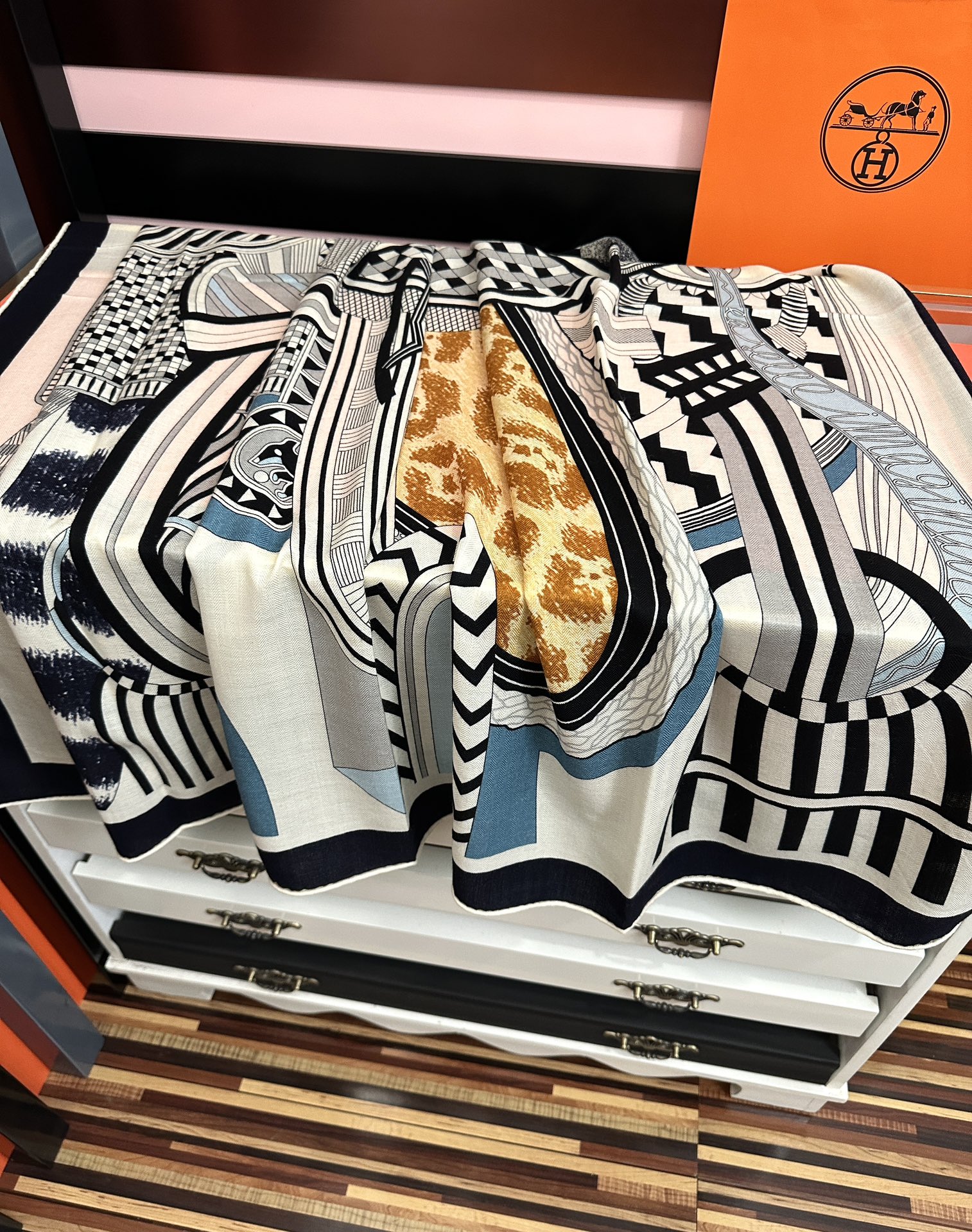 Hermès 爱马仕2025秋冬新款 新一季丝巾采购清单估计各位养马人们已经列好了 我就不推荐了回头分享一下部分 款的老款信息资料供大家参考 本季必购《Rondsdemarch》(圆场漫步) 一条来自丝巾羊绒丝方巾也不知道是马元素在男士方巾上运用比例高还是正好我每一条无论从配色还是主题图案都深得我心 也相较女款好驾驭 还便宜 大家 尺寸:140X140、材质：30%真丝+70丝绒