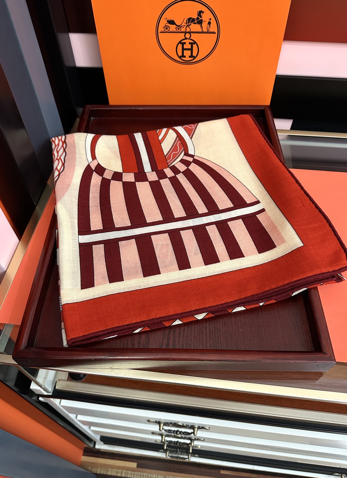 Hermès 爱马仕2026秋冬新款 新一季丝巾采购清单估计各位养马人们已经列好了 我就不推荐了回头分享一下部分 款的老款信息资料供大家参考 本季必购《Rondsdemarch》(圆场漫步) 一条来自丝巾羊绒丝方巾也不知道是马元素在男士方巾上运用比例高还是正好我每一条无论从配色还是主题图案都深得我心 也相较女款好驾驭 还便宜 大家 尺寸:140X140、材质：30%真丝+70丝绒