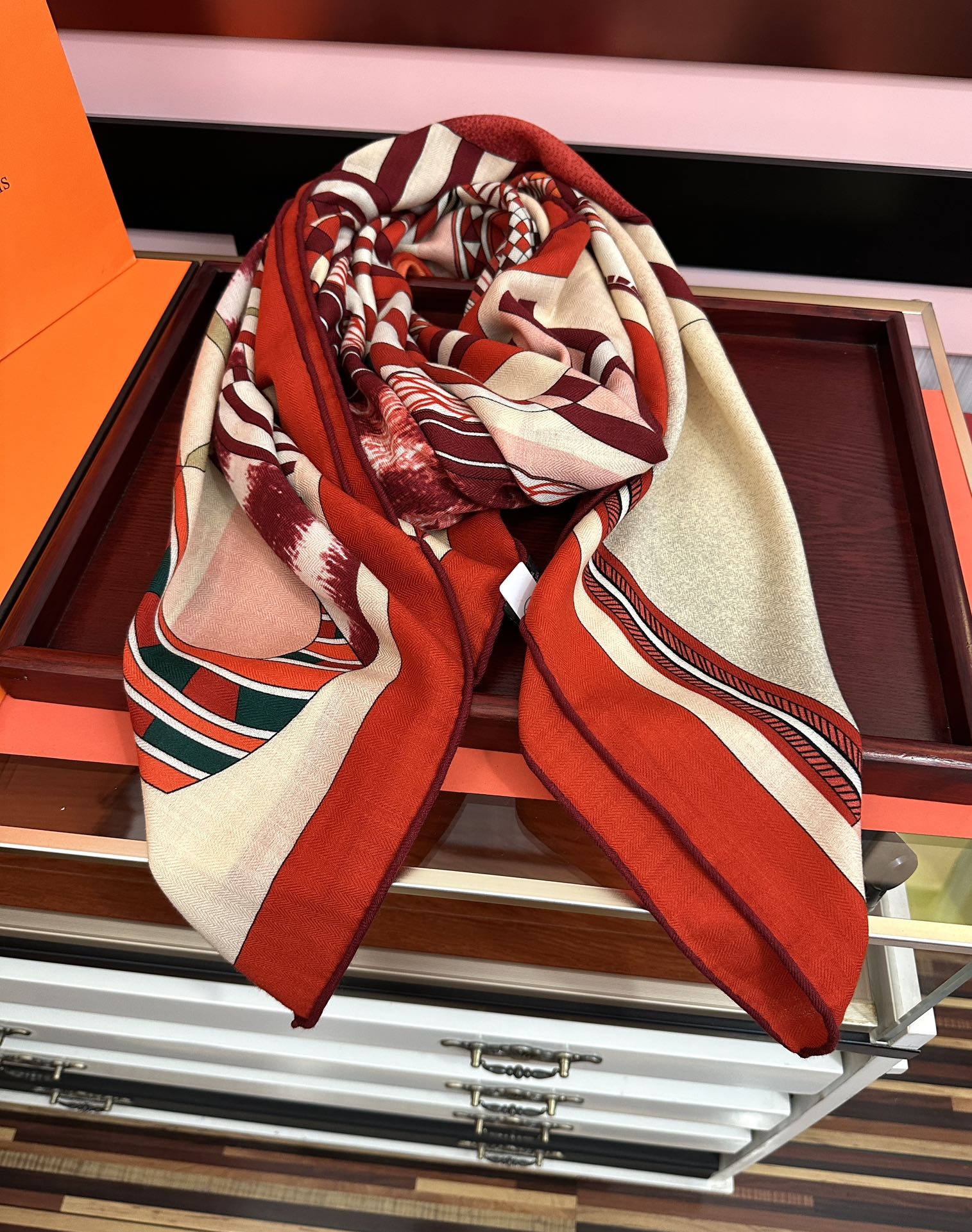 Hermès 爱马仕2026秋冬新款 新一季丝巾采购清单估计各位养马人们已经列好了 我就不推荐了回头分享一下部分 款的老款信息资料供大家参考 本季必购《Rondsdemarch》(圆场漫步) 一条来自丝巾羊绒丝方巾也不知道是马元素在男士方巾上运用比例高还是正好我每一条无论从配色还是主题图案都深得我心 也相较女款好驾驭 还便宜 大家 尺寸:140X140、材质：30%真丝+70丝绒
