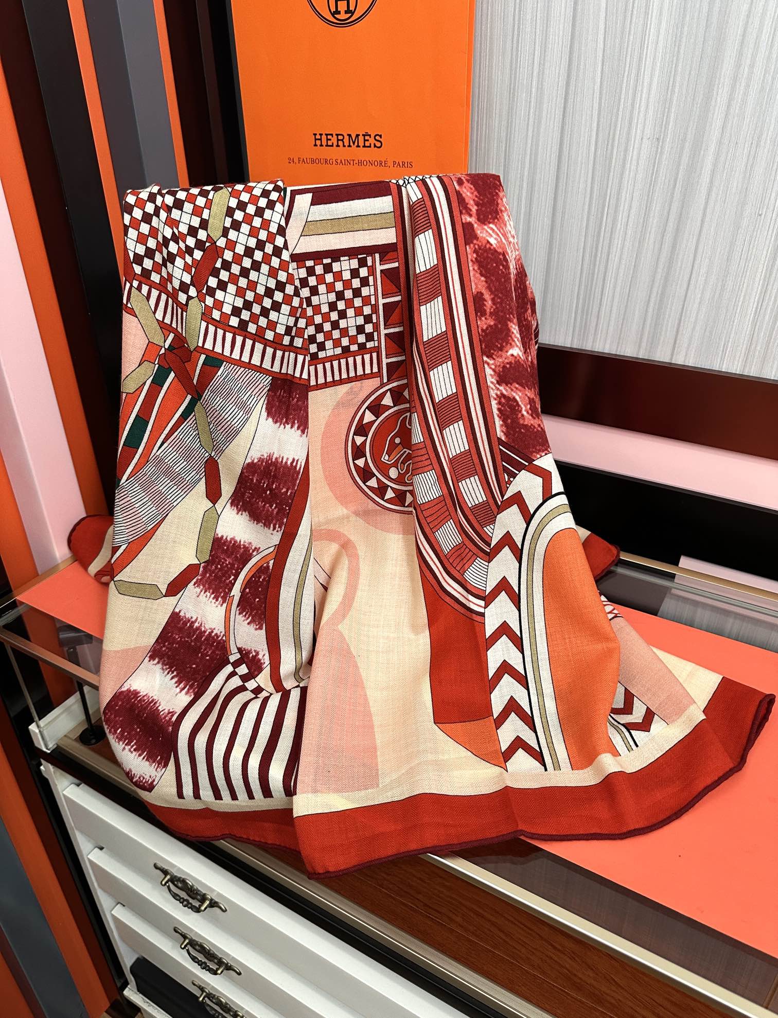 Hermès 爱马仕2026秋冬新款 新一季丝巾采购清单估计各位养马人们已经列好了 我就不推荐了回头分享一下部分 款的老款信息资料供大家参考 本季必购《Rondsdemarch》(圆场漫步) 一条来自丝巾羊绒丝方巾也不知道是马元素在男士方巾上运用比例高还是正好我每一条无论从配色还是主题图案都深得我心 也相较女款好驾驭 还便宜 大家 尺寸:140X140、材质：30%真丝+70丝绒